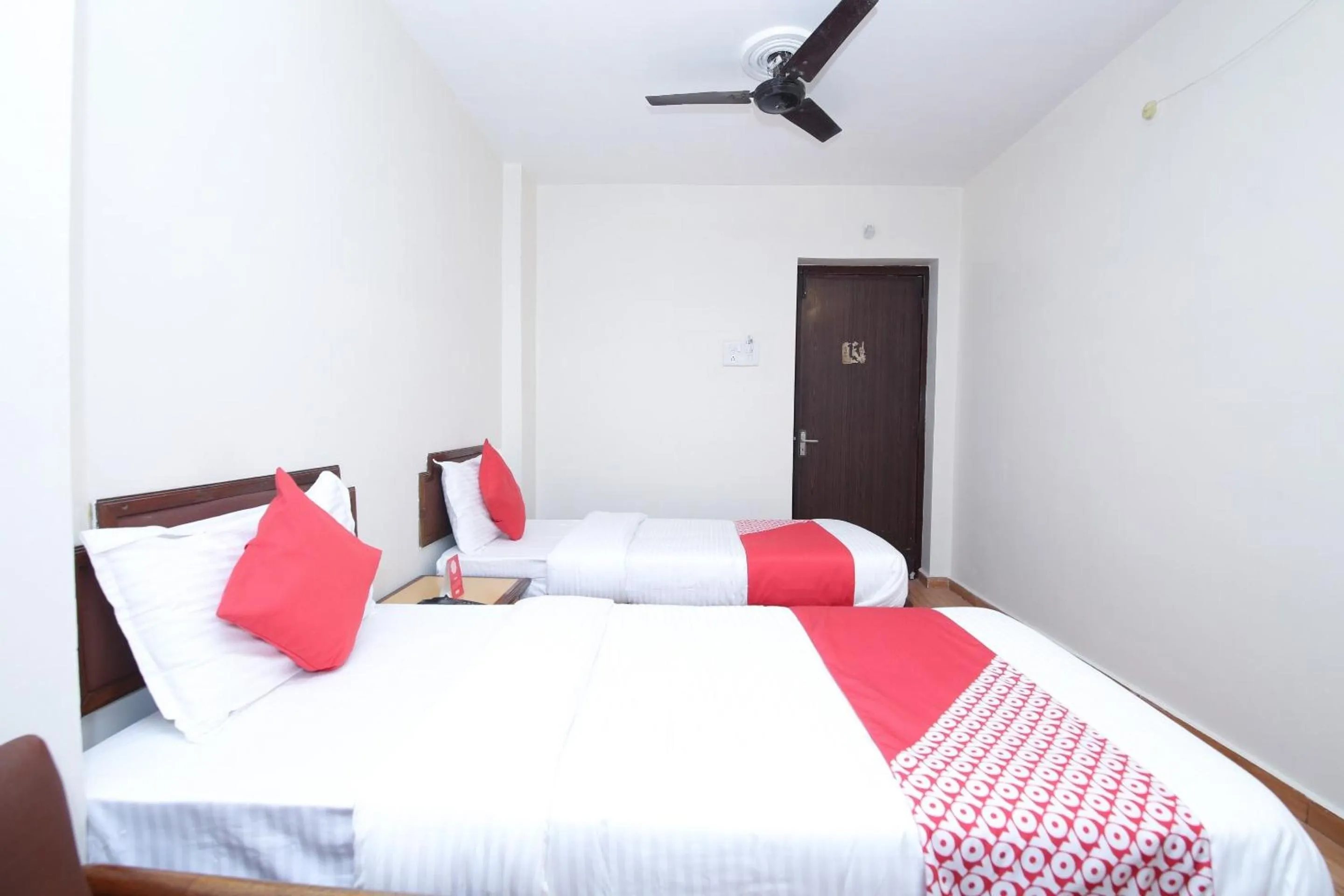 Bedroom, Bed in Capital O Kartik