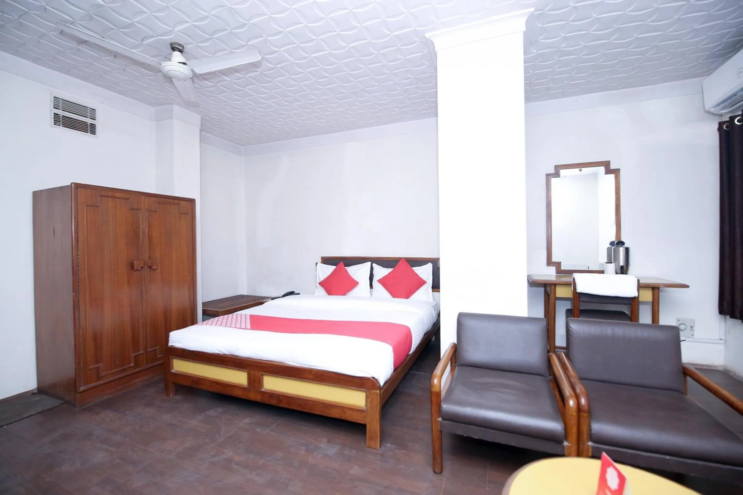 Bedroom, Bed in Capital O Kartik