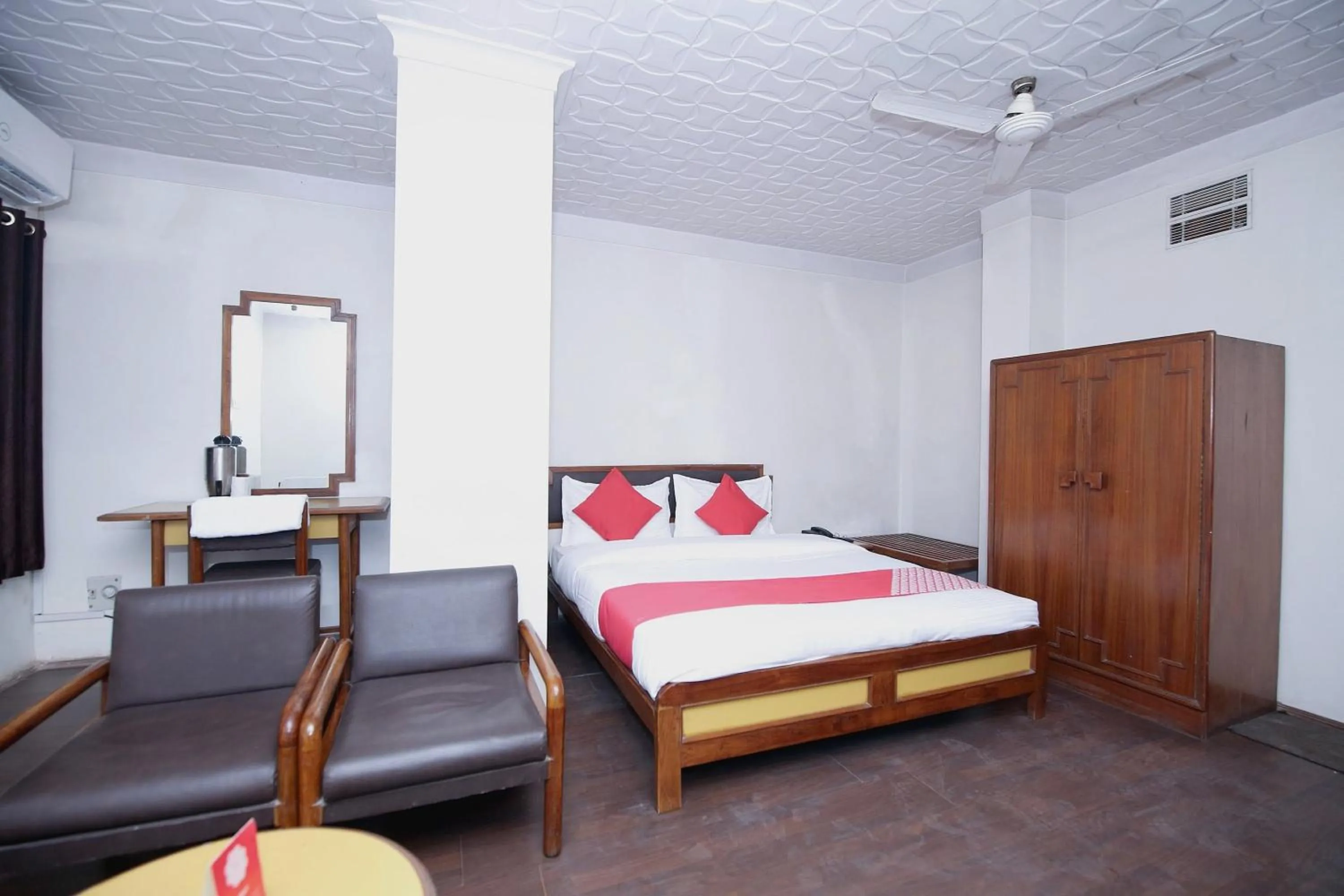 Bedroom, Bed in Capital O Kartik