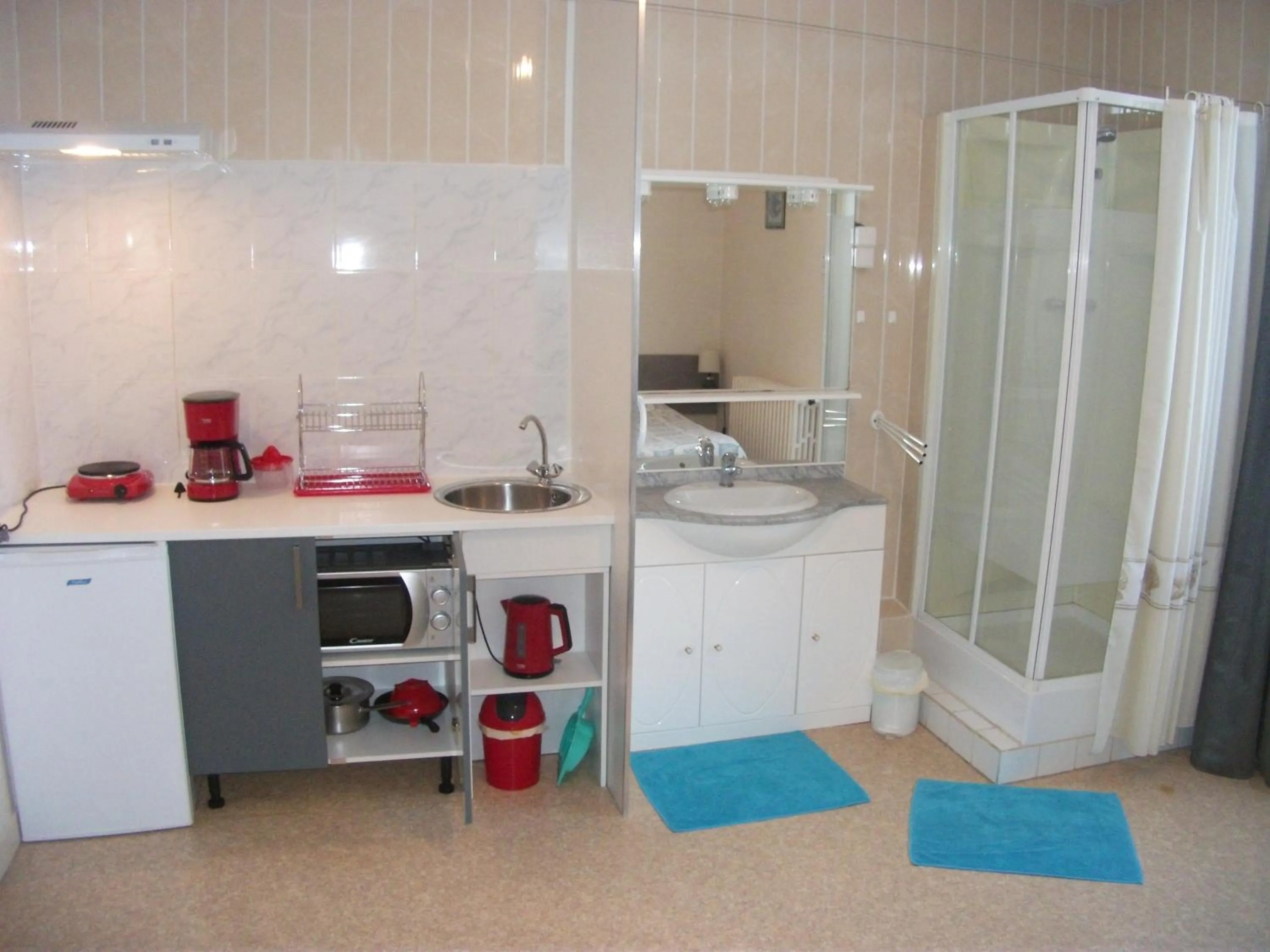 Shower in Hôtel Restaurant de la Gare (Studios Du Breuil)