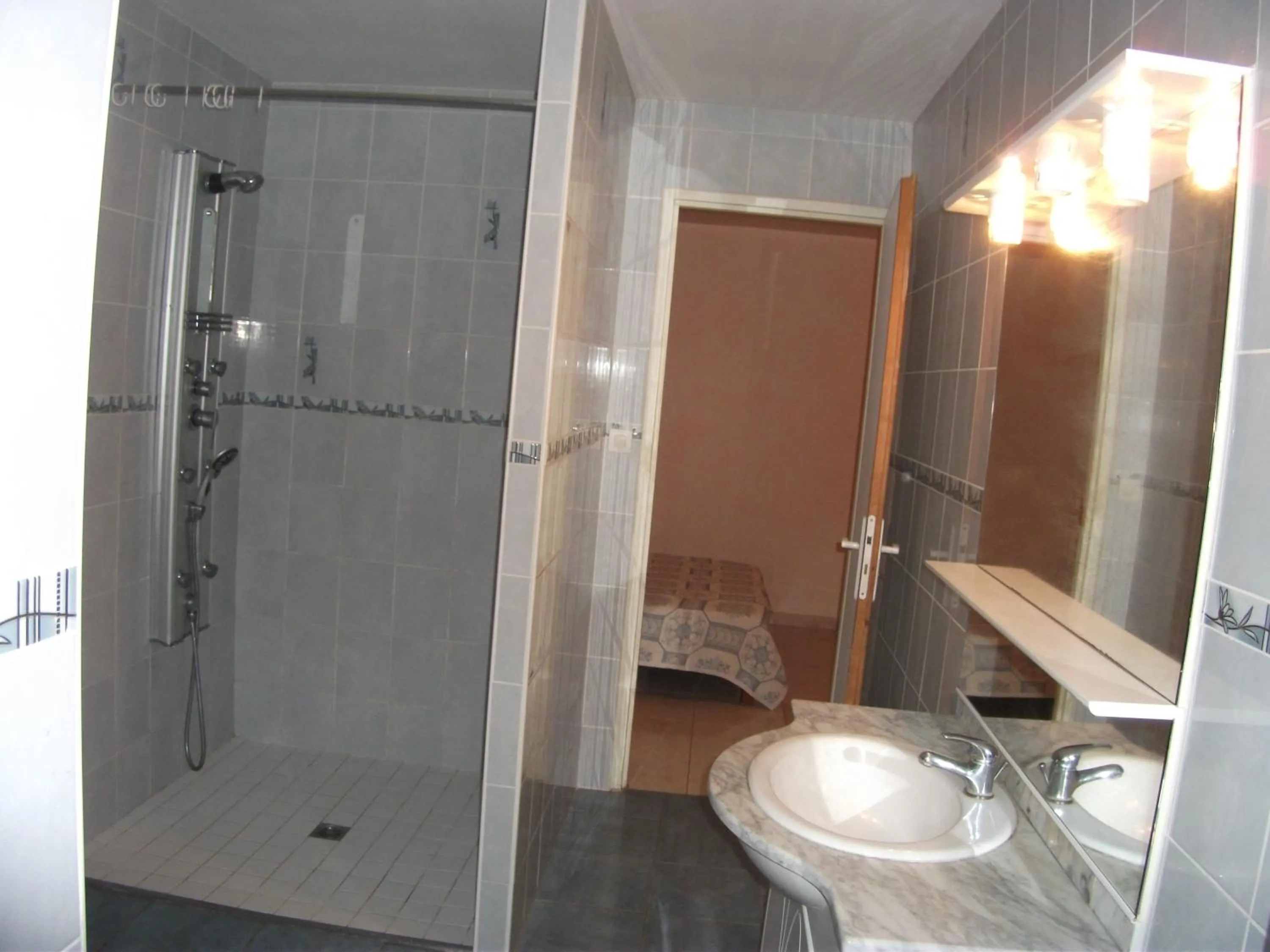 Shower in Hôtel Restaurant de la Gare (Studios Du Breuil)