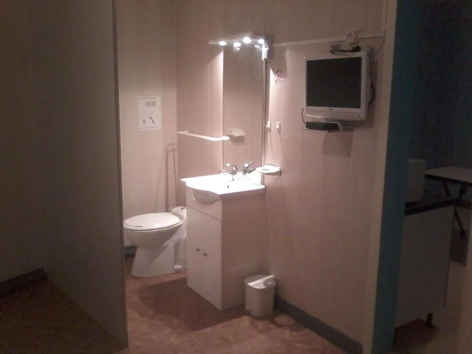 Toilet in Hôtel Restaurant de la Gare (Studios Du Breuil)