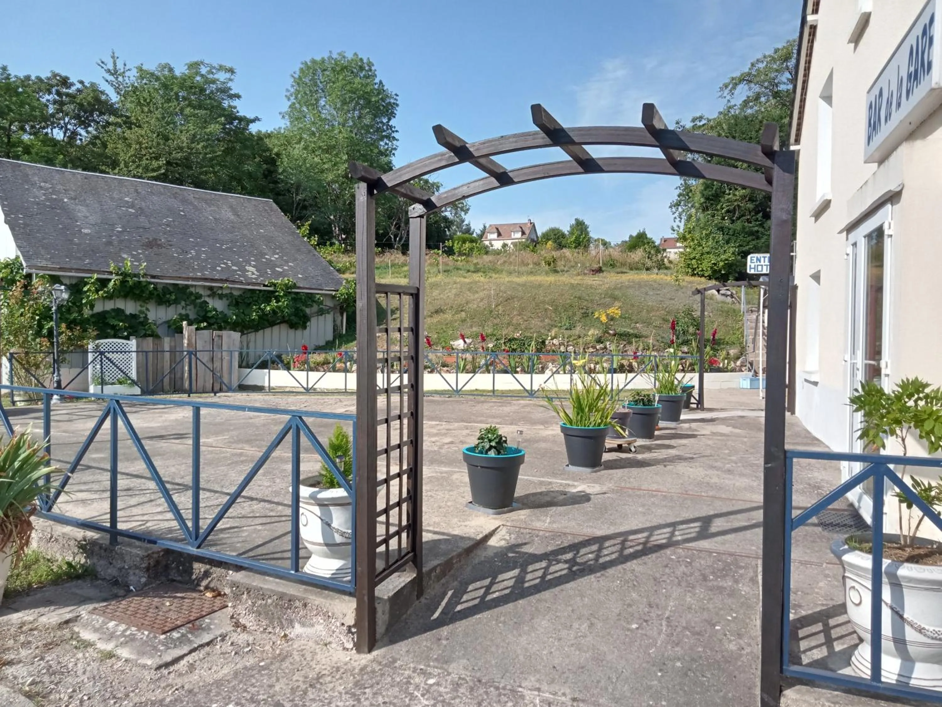 Garden view in Hôtel Restaurant de la Gare (Studios Du Breuil)