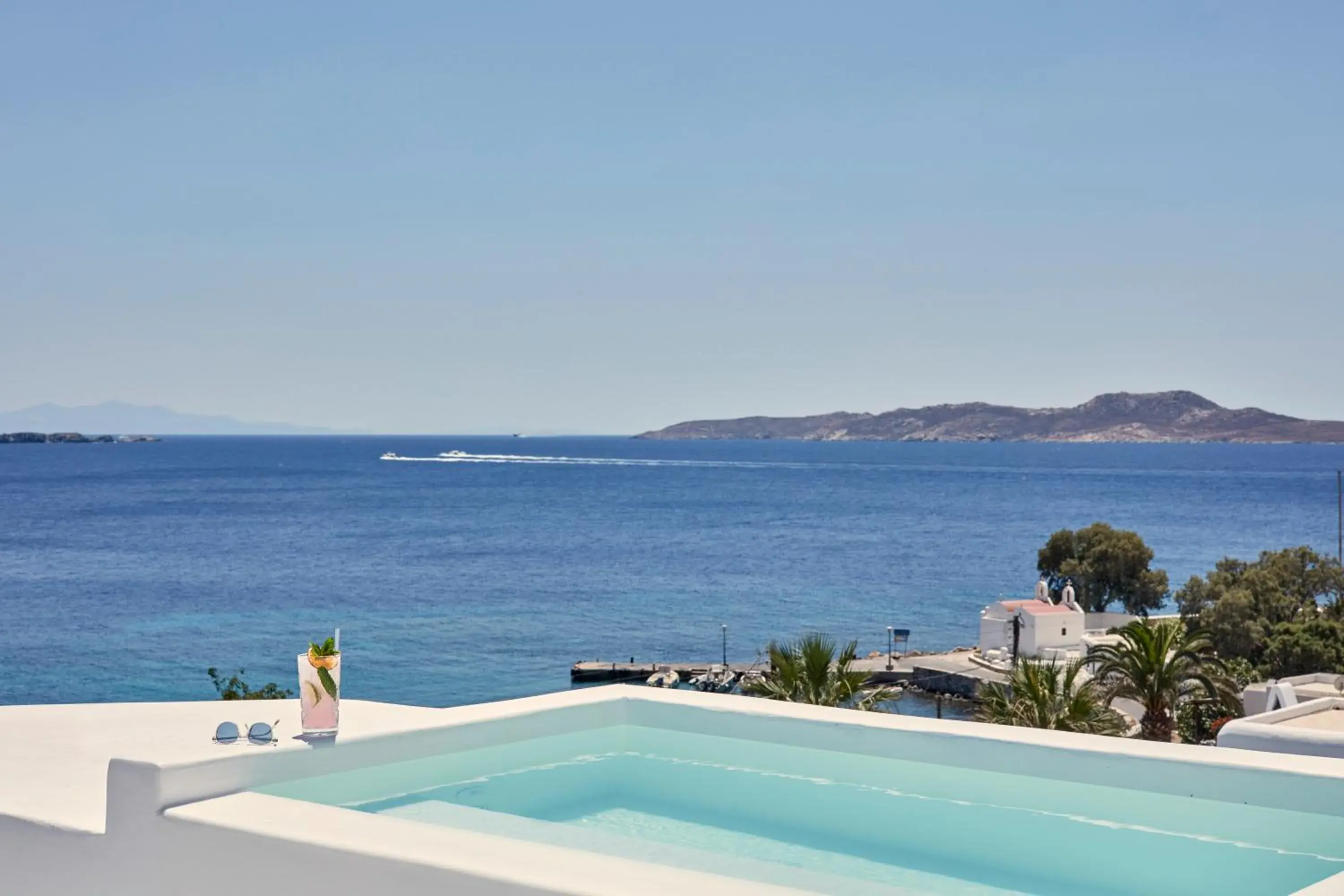 Superior Double Room with Open-Air Jetted Tub and Sea View in Katikies Mykonos - The Leading Hotels of the World Superior Double Room with Open-Air Jetted Tub and Sea View in Katikies Mykonos - The Leading Hotels of the World