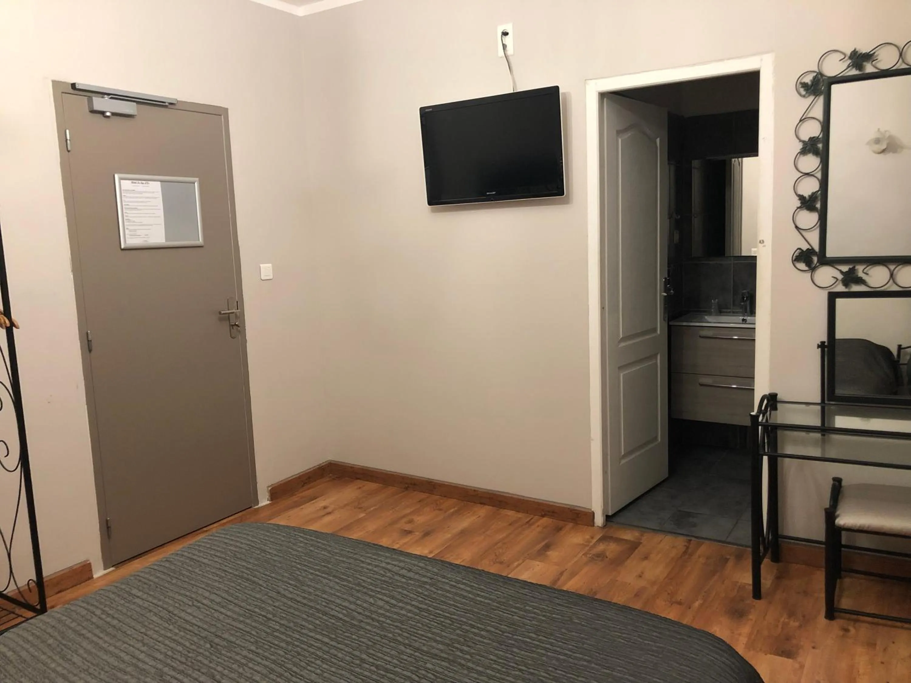 Bed in Hôtel Le Lys d'Or