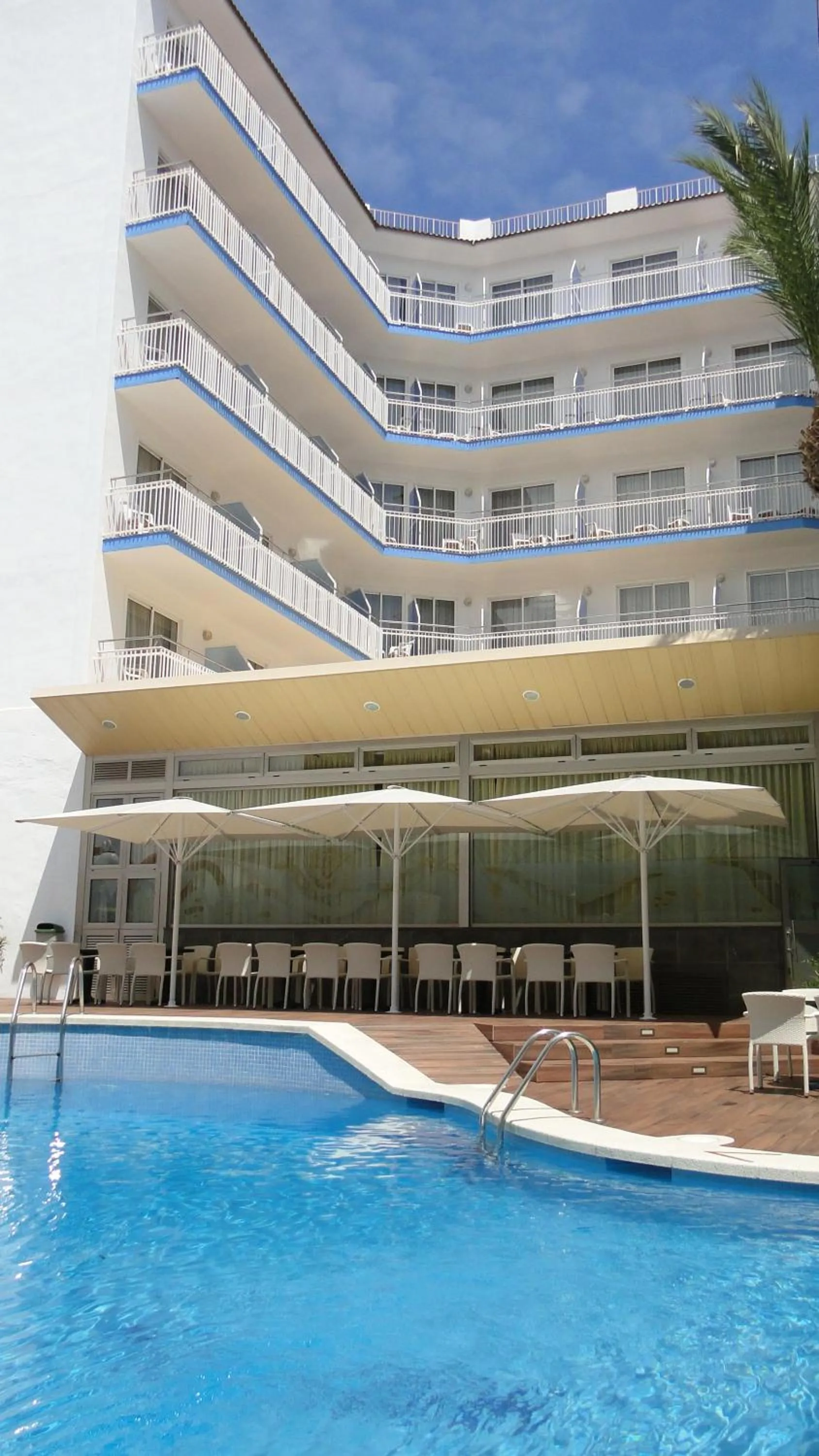 Swimming pool in Hotel Miami Calella - El de siempre, como nunca