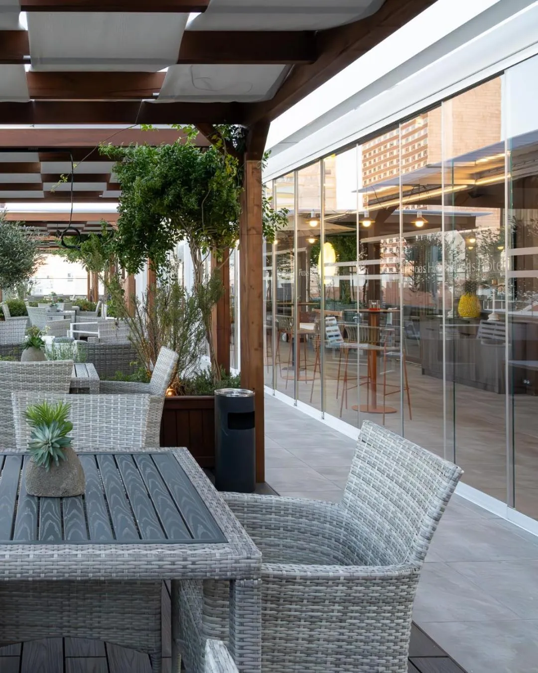 Restaurant/places to eat in VIP Executive Picoas Hotel