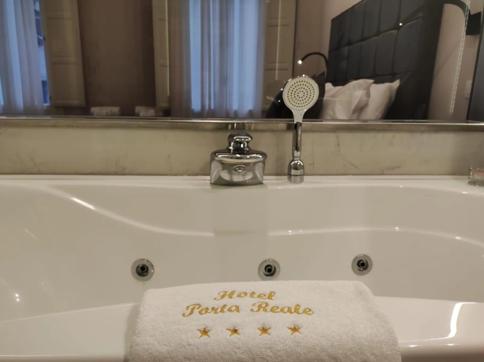 Bath, Bed in Hotel Porta Reale
