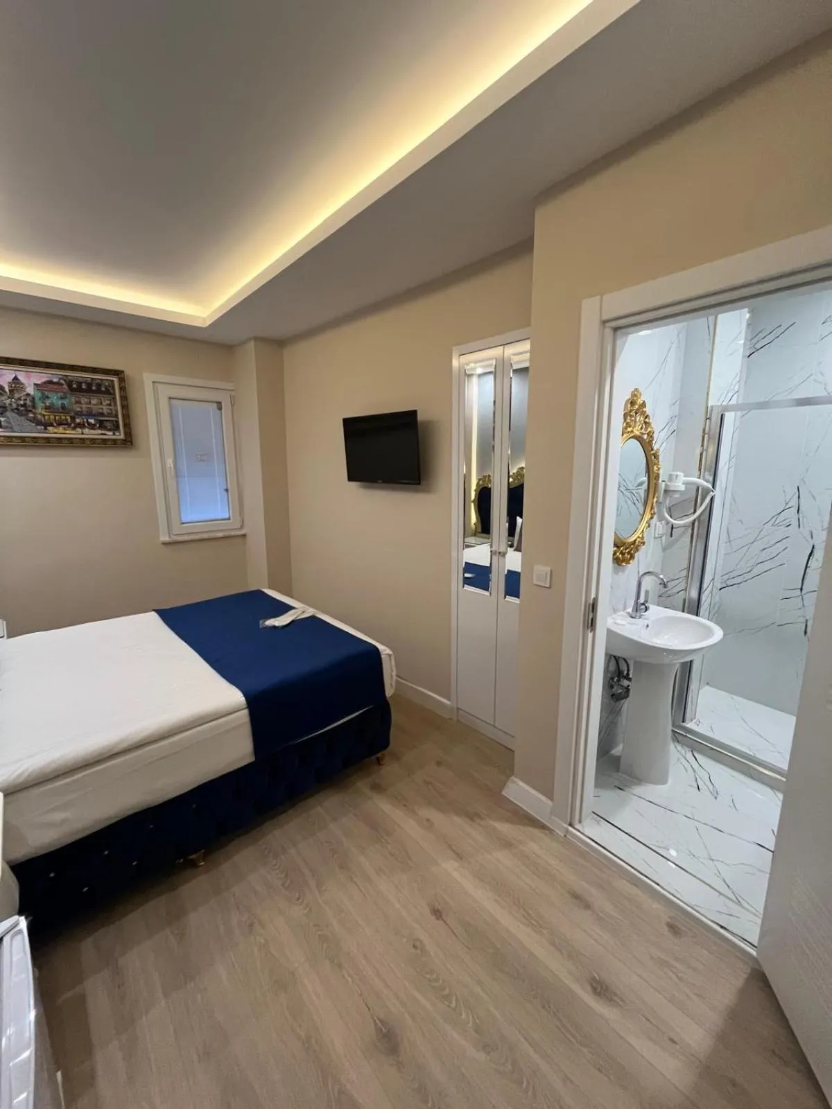 Shower, Bed in Hotel Barbarosa