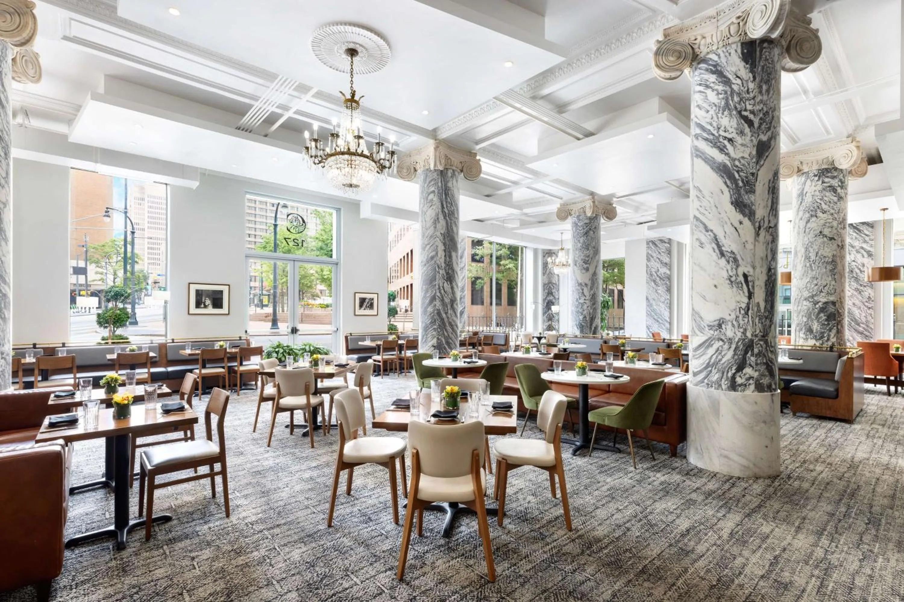 Lounge or bar in The Candler Hotel Atlanta, Curio Collection by Hilton