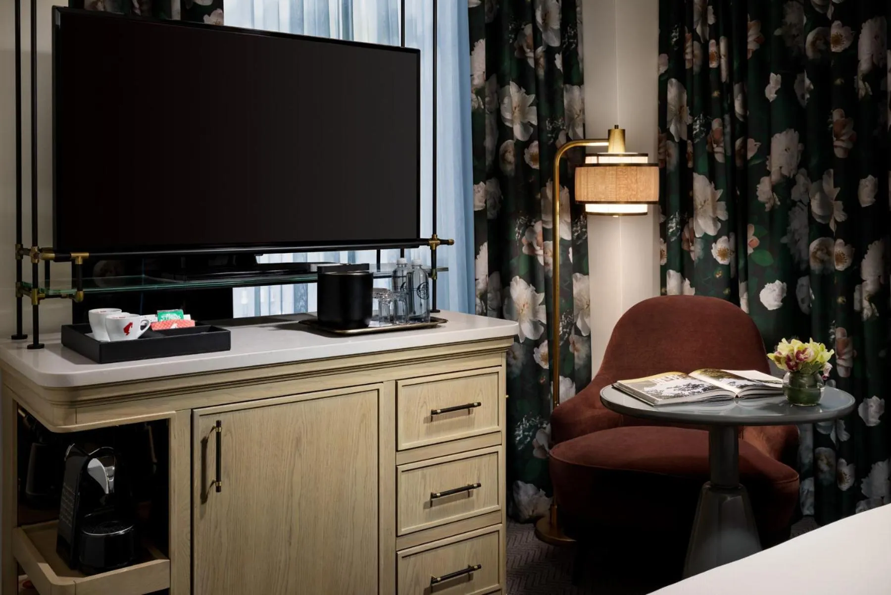 TV and multimedia in The Candler Hotel Atlanta, Curio Collection by Hilton