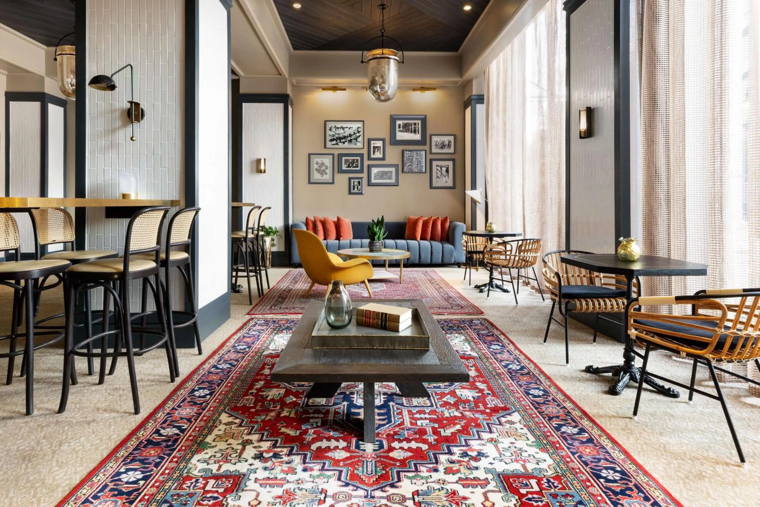 Lounge or bar in The Candler Hotel Atlanta, Curio Collection by Hilton