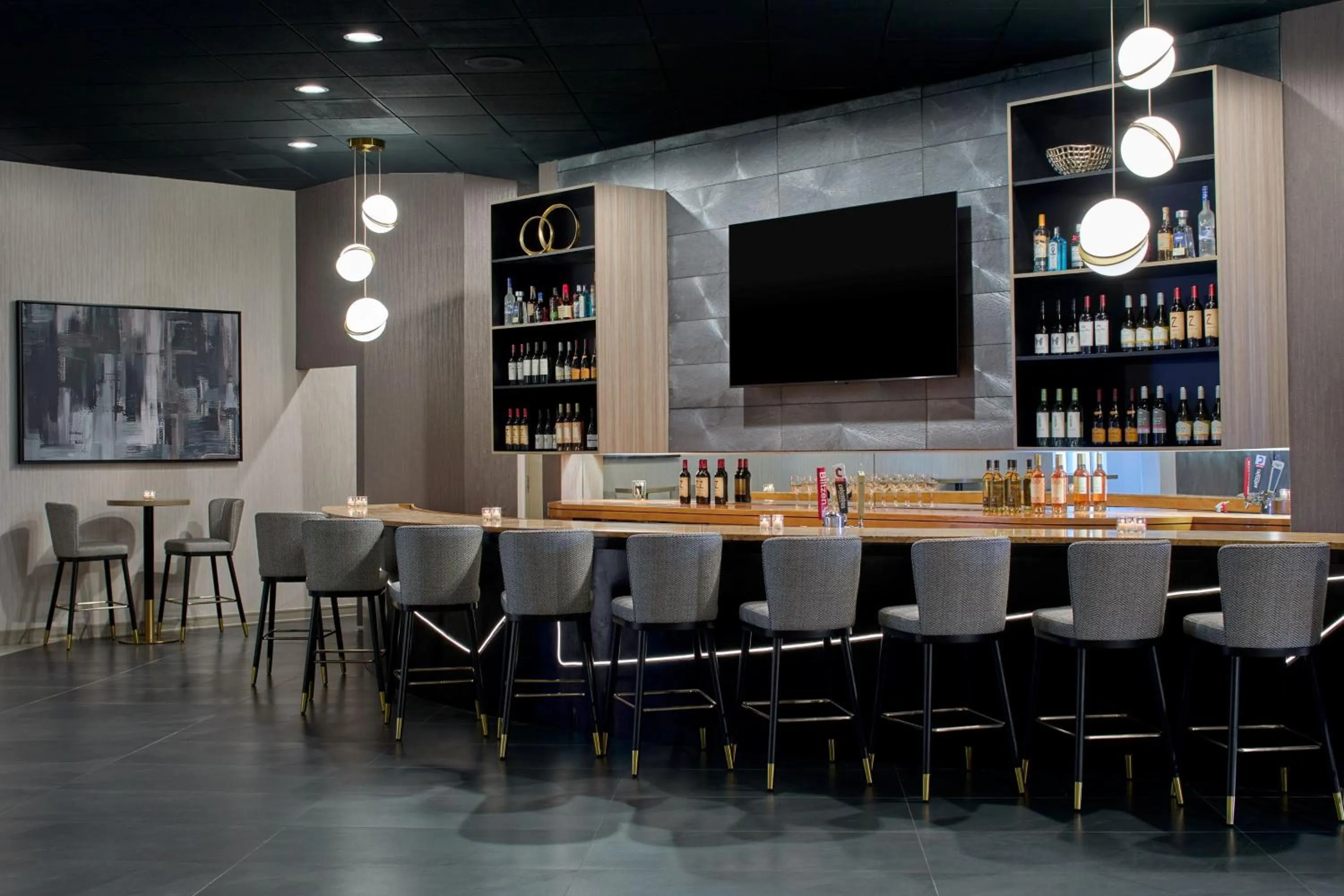 Lounge or bar in Delta Hotels by Marriott Toledo