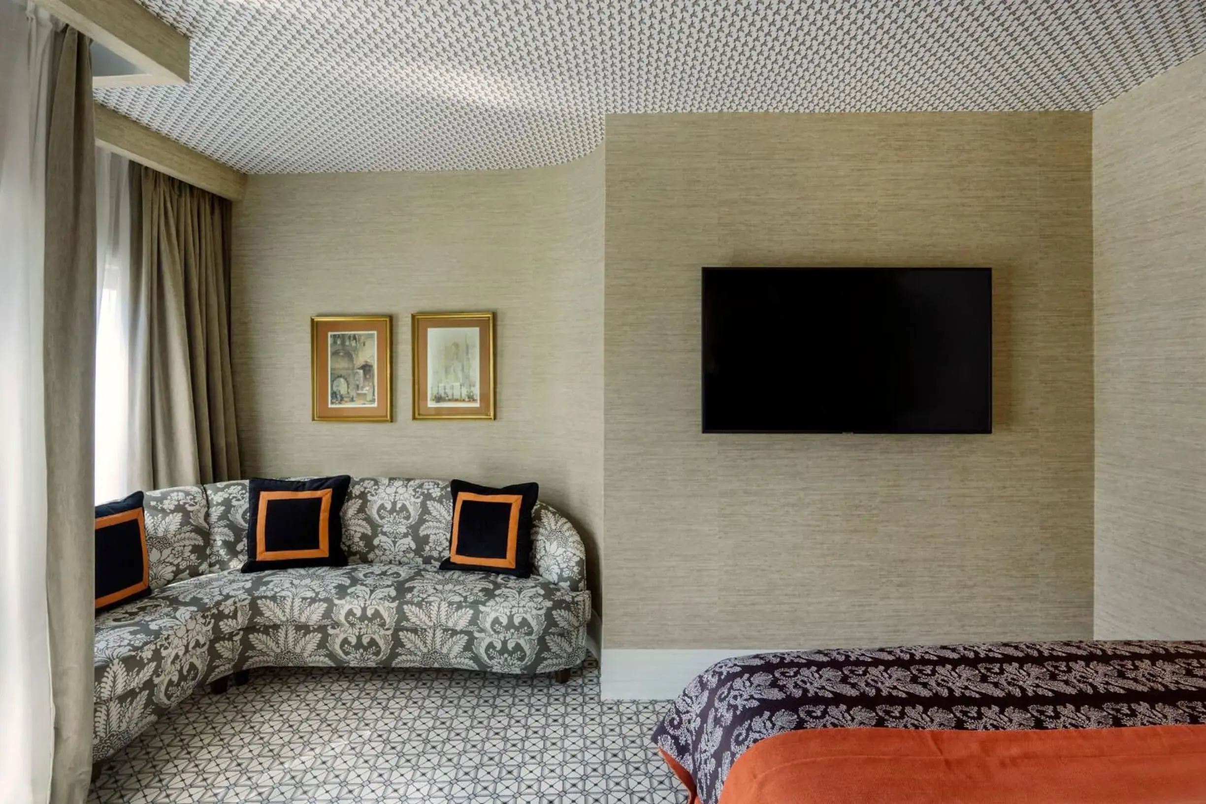 Communal lounge/ TV room, Bed in The First One Madrid Preciados