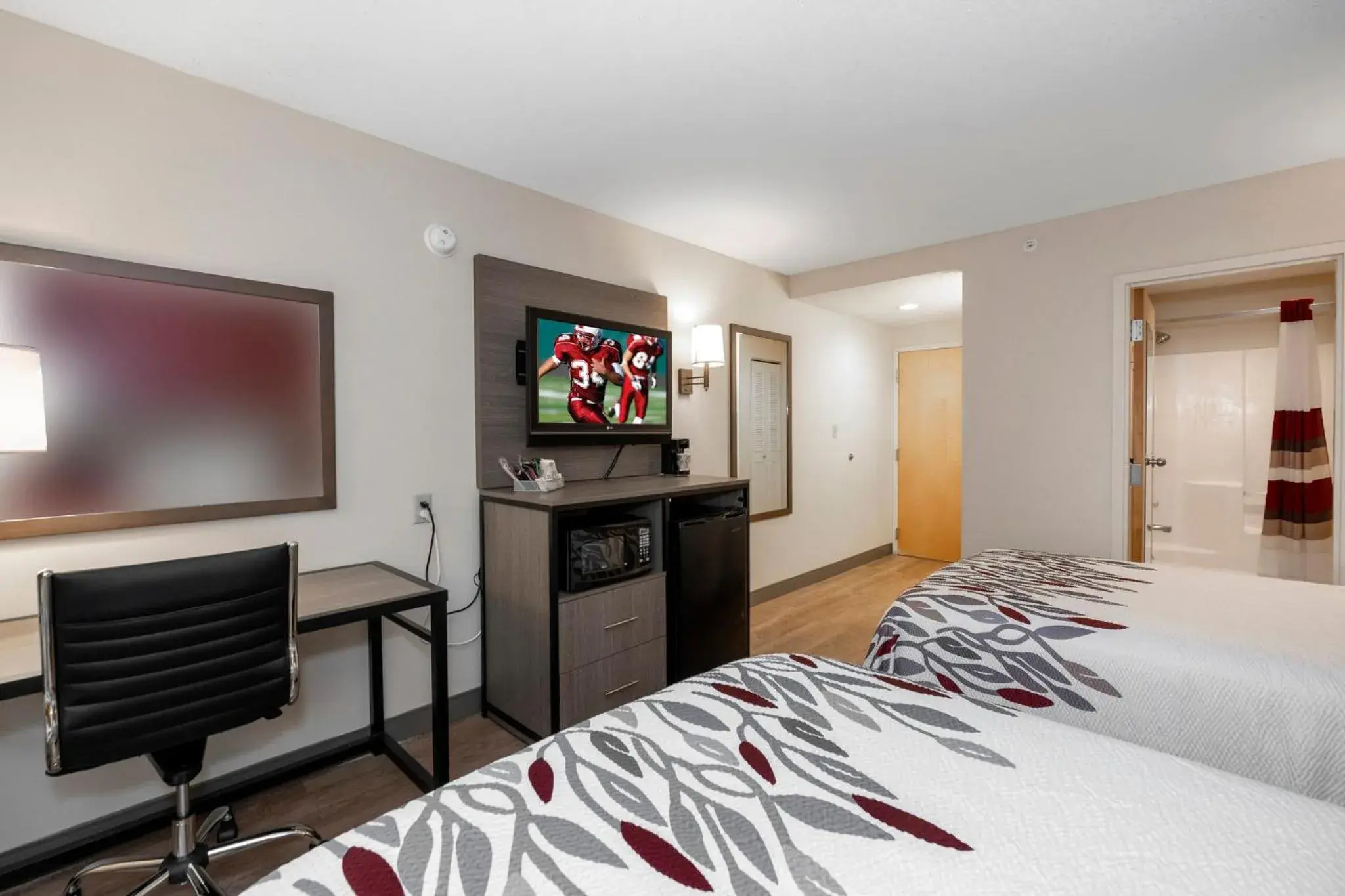 Photo of the whole room, Bed in Red Roof Inn Clifton Park Photo of the whole room, Bed in Red Roof Inn Clifton Park