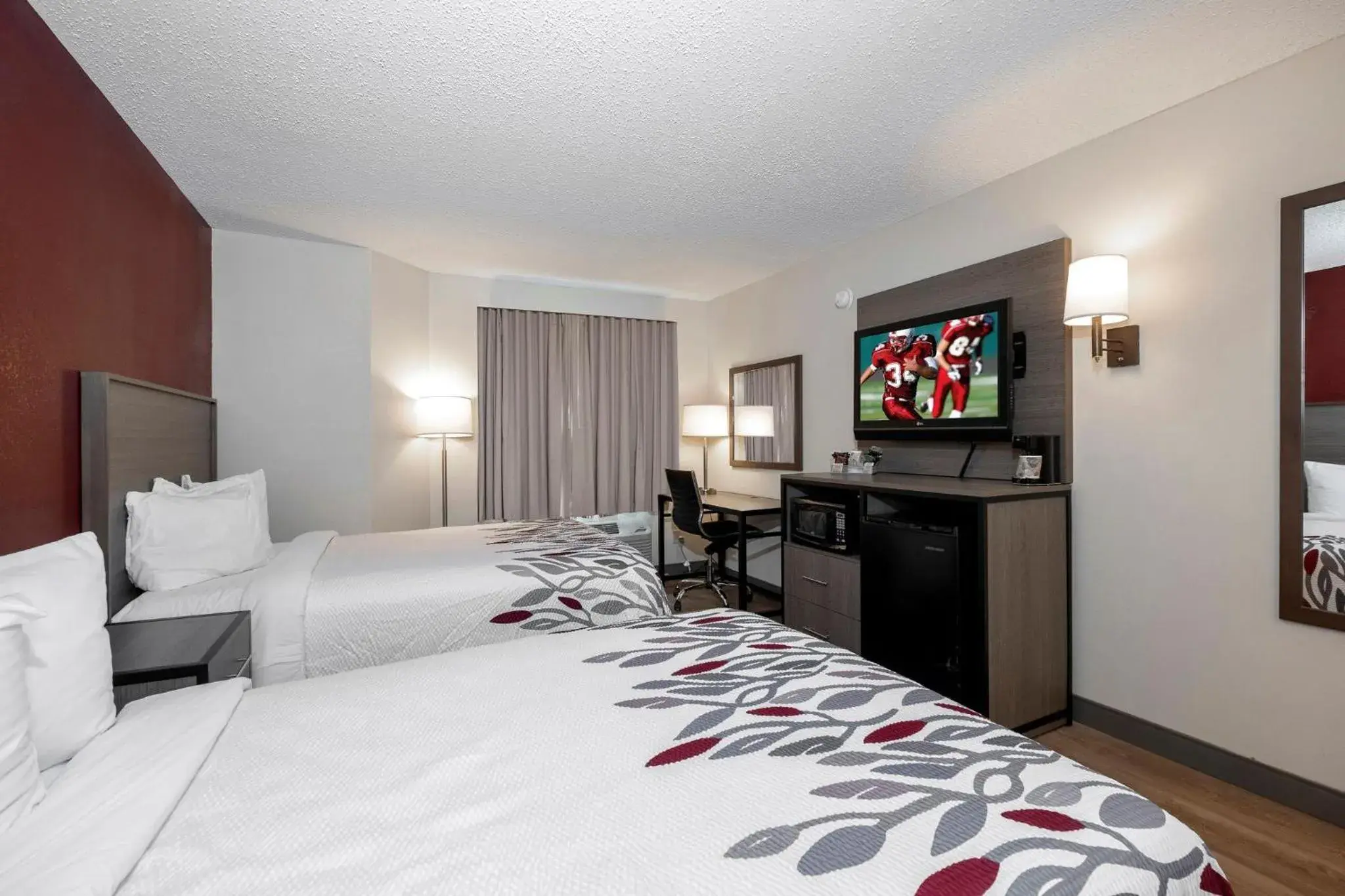 Photo of the whole room, Bed in Red Roof Inn Clifton Park Photo of the whole room, Bed in Red Roof Inn Clifton Park