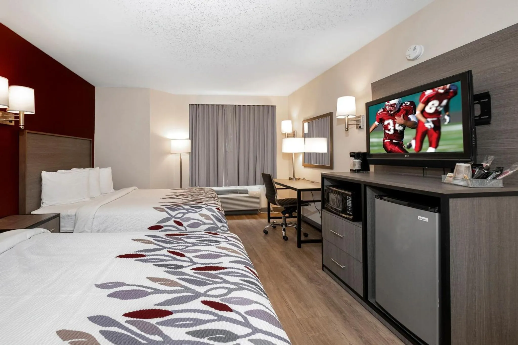 Photo of the whole room, Bed in Red Roof Inn Clifton Park