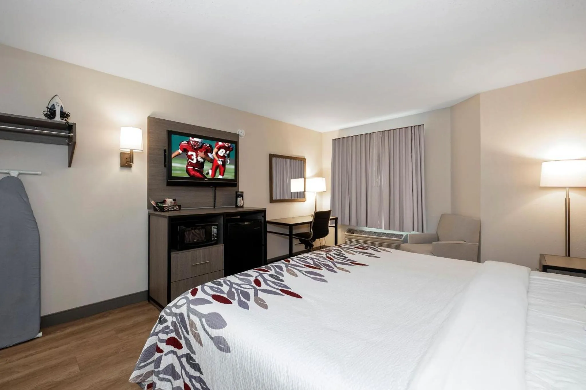 Bedroom, Bed in Red Roof Inn Clifton Park