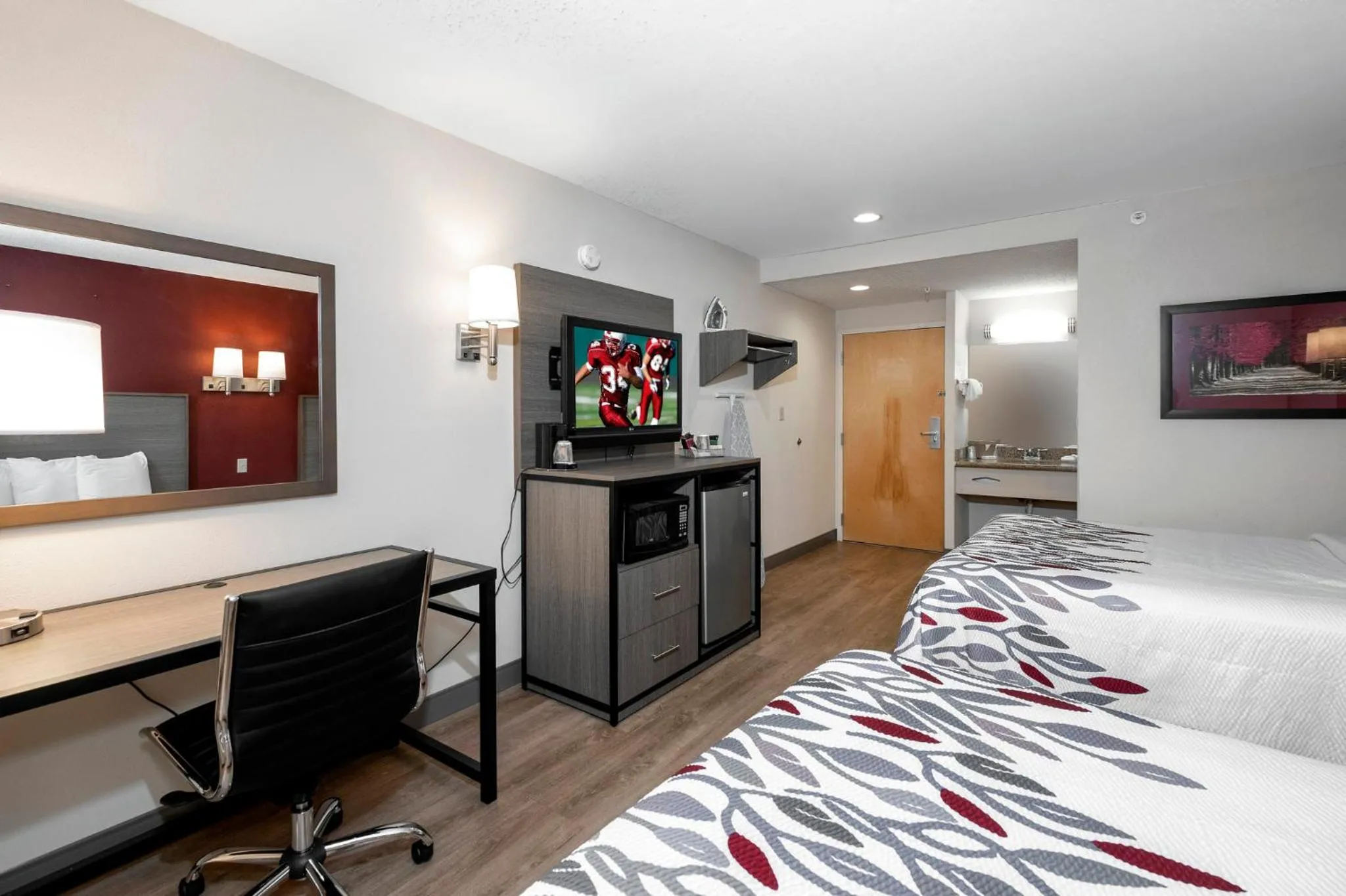 Photo of the whole room, Bed in Red Roof Inn Clifton Park