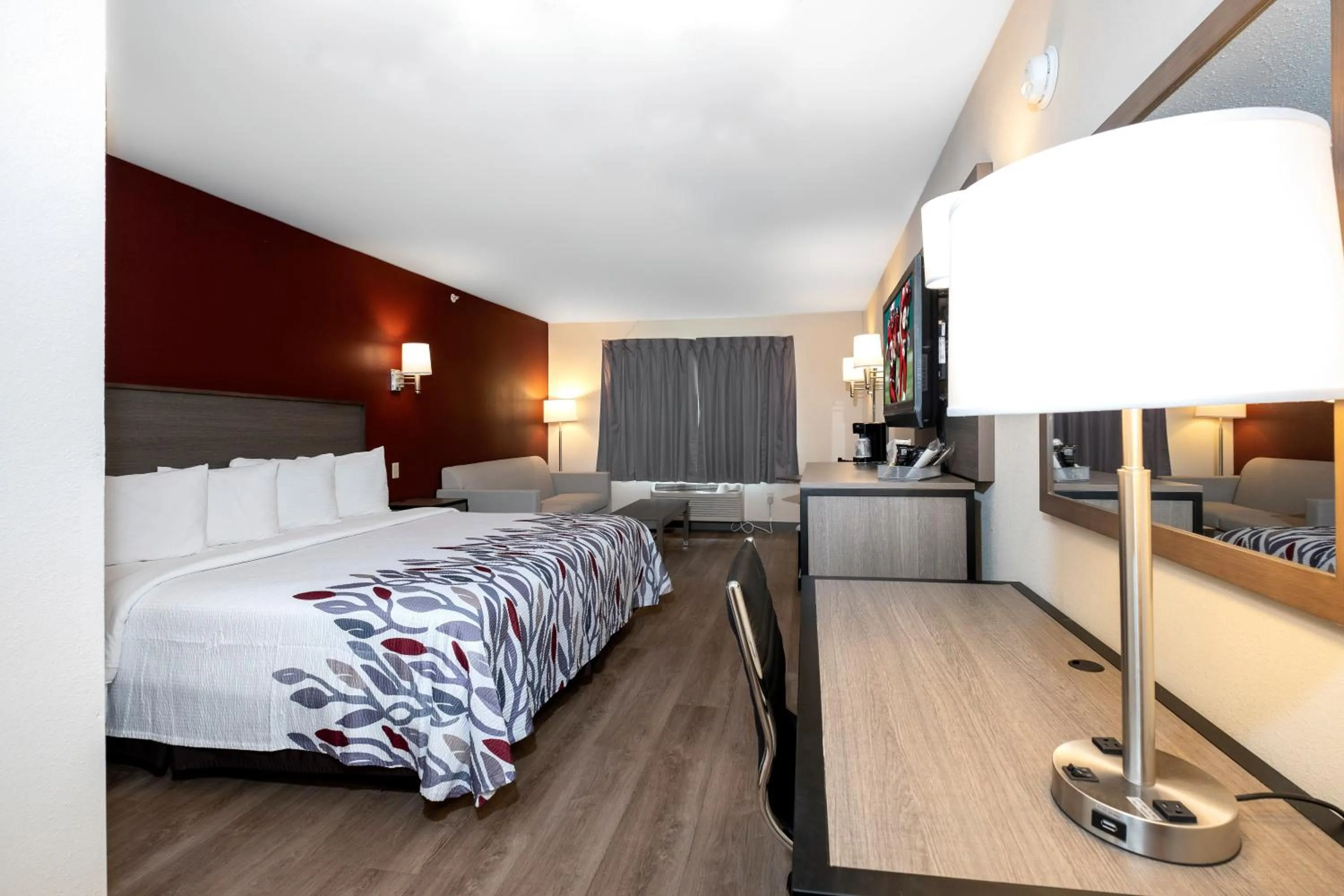 Photo of the whole room, Bed in Red Roof Inn Clifton Park