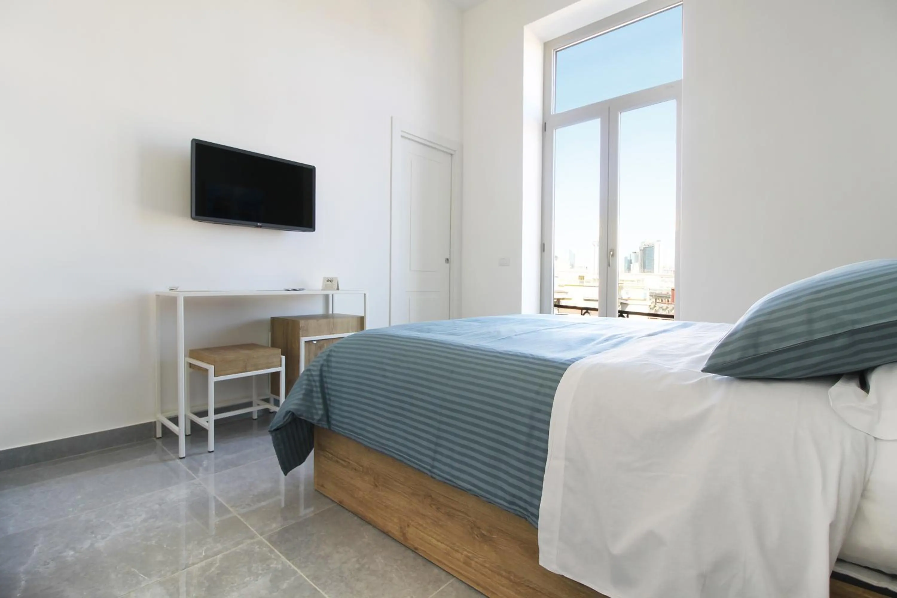 Bed in City View Naples