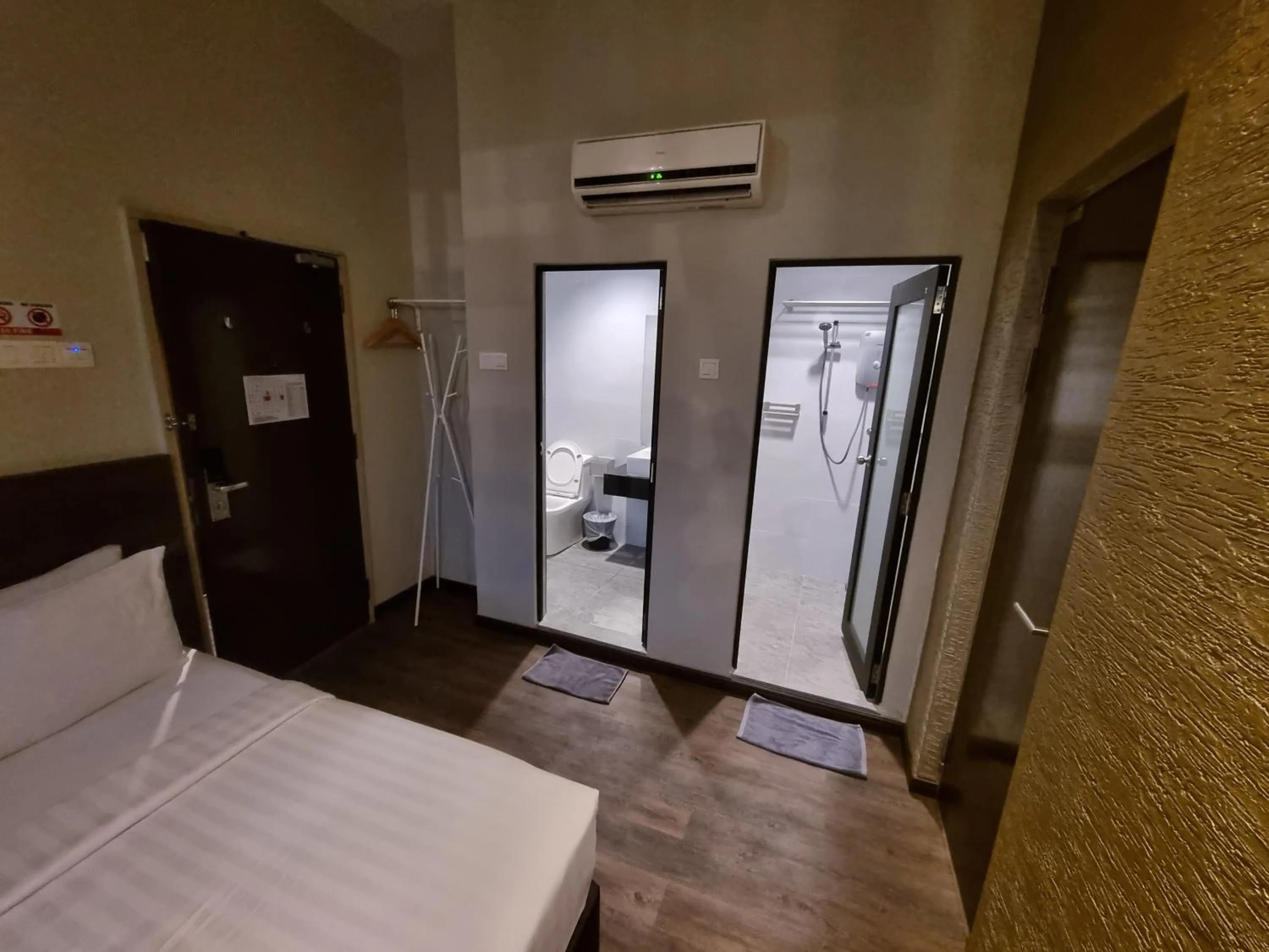 Bathroom, Bed in MIICO Hotel @ Mount Austin