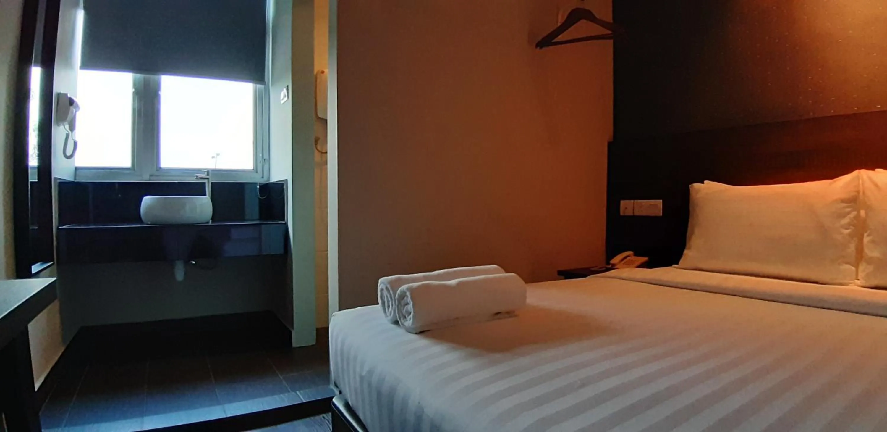 Bathroom, Bed in MIICO Hotel @ Mount Austin