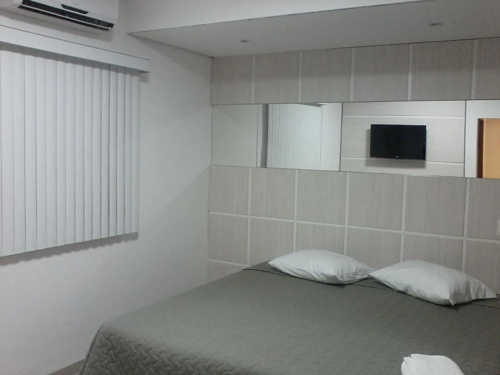 Photo of the whole room, Bed in Catu Palace Hotel