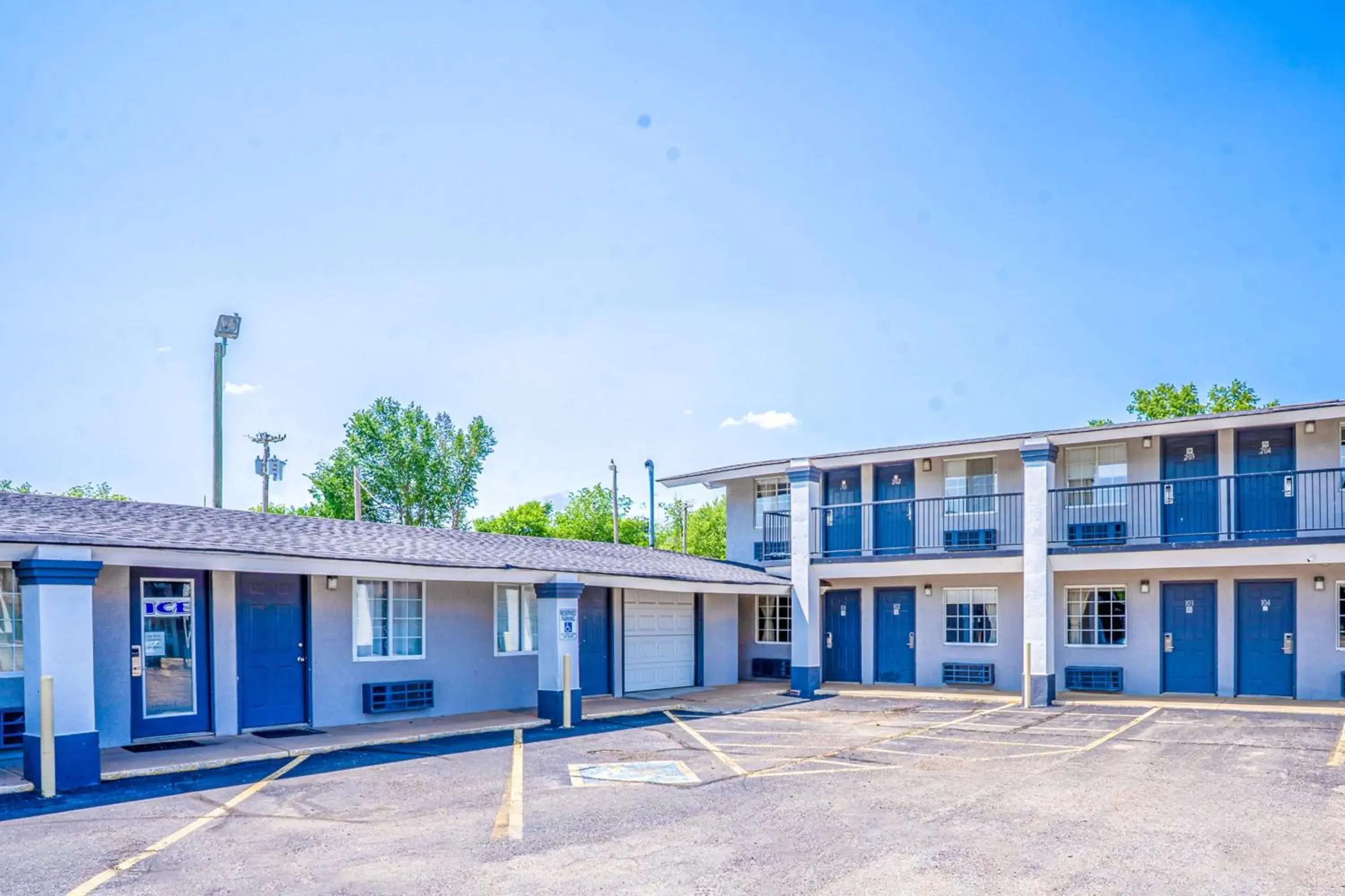 Property building in Deluxe Inn & Suites By OYO Miami OK Property building in Deluxe Inn & Suites By OYO Miami OK