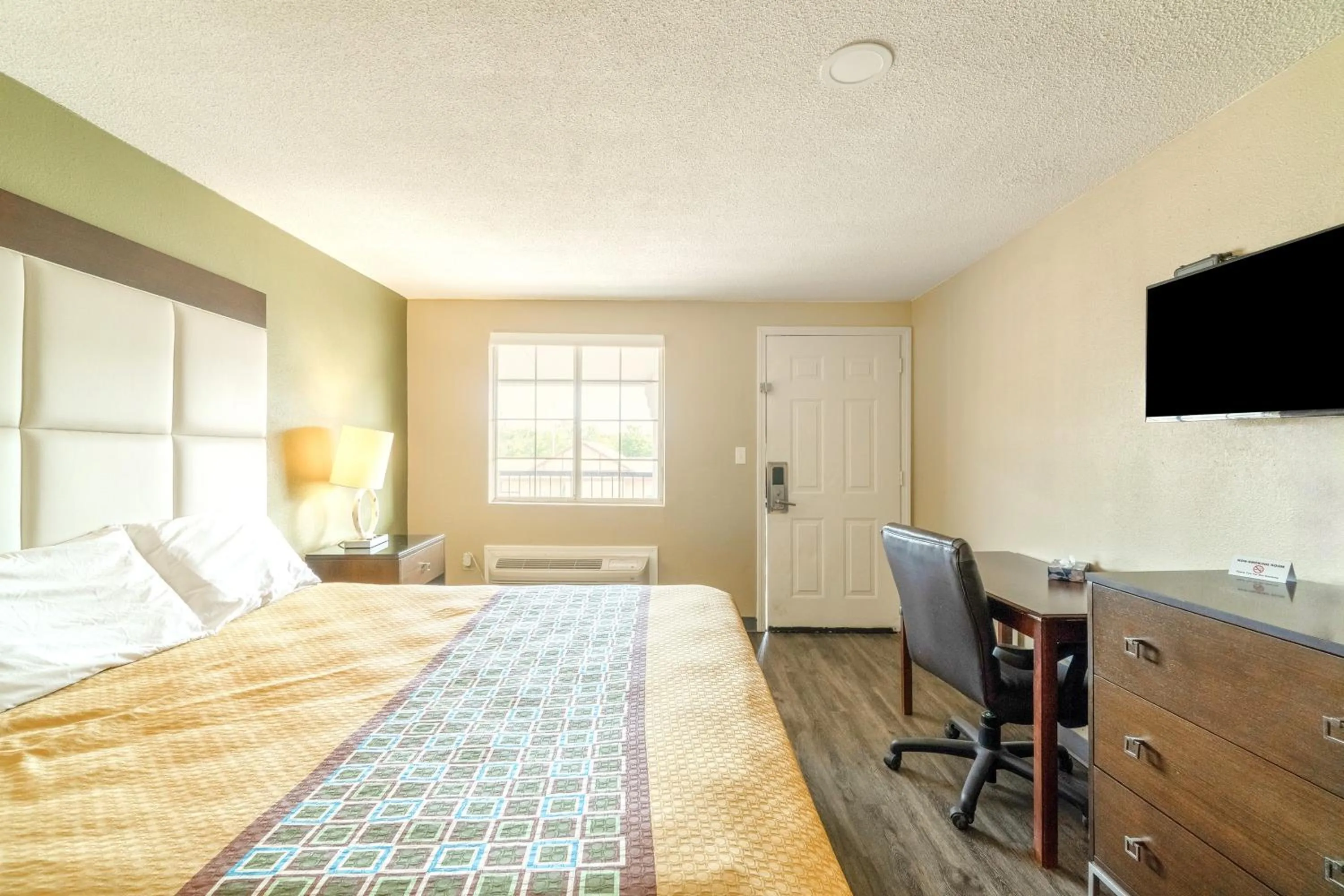 Bedroom, Bed in Deluxe Inn & Suites By OYO Miami OK