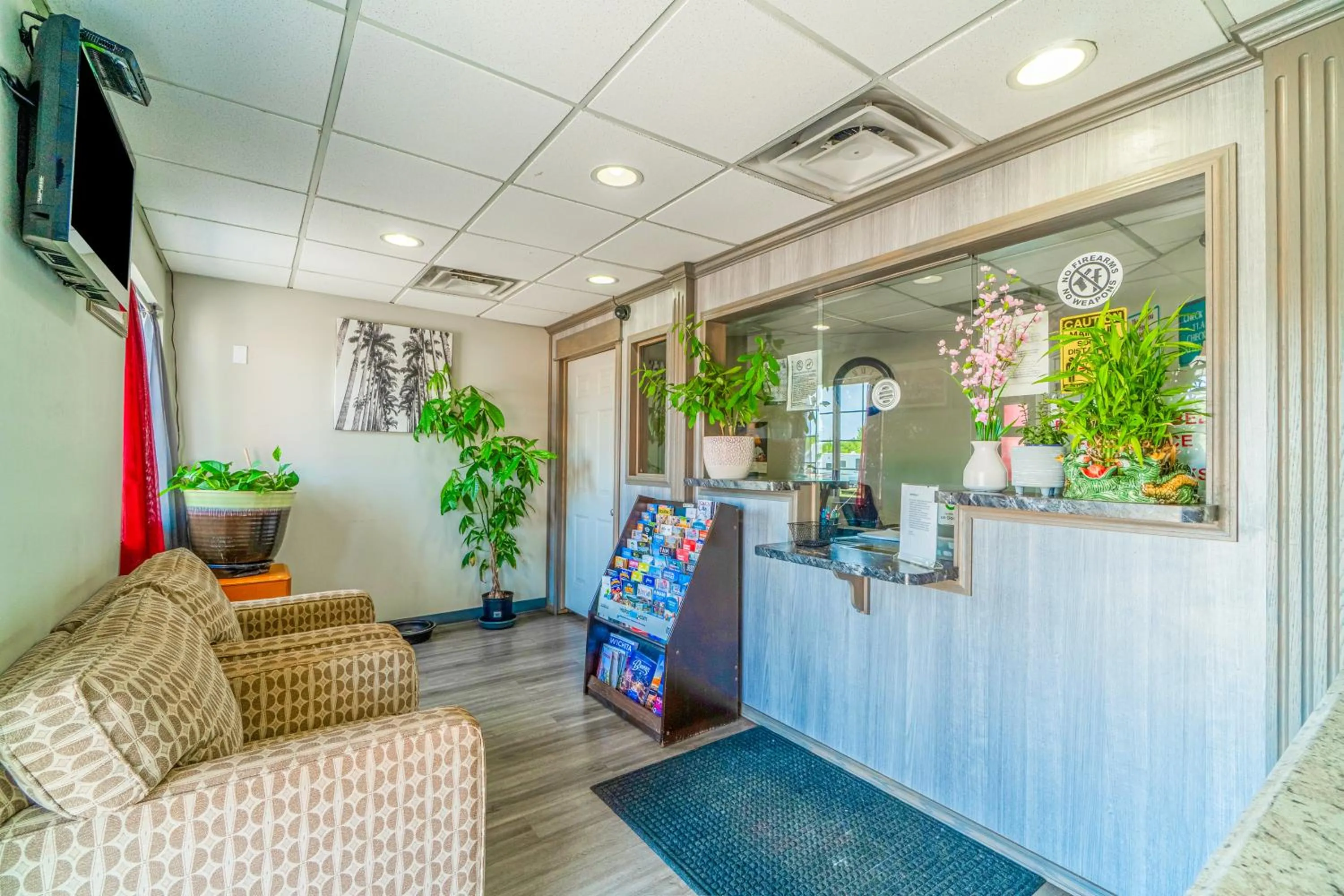 Lobby or reception in Deluxe Inn & Suites By OYO Miami OK