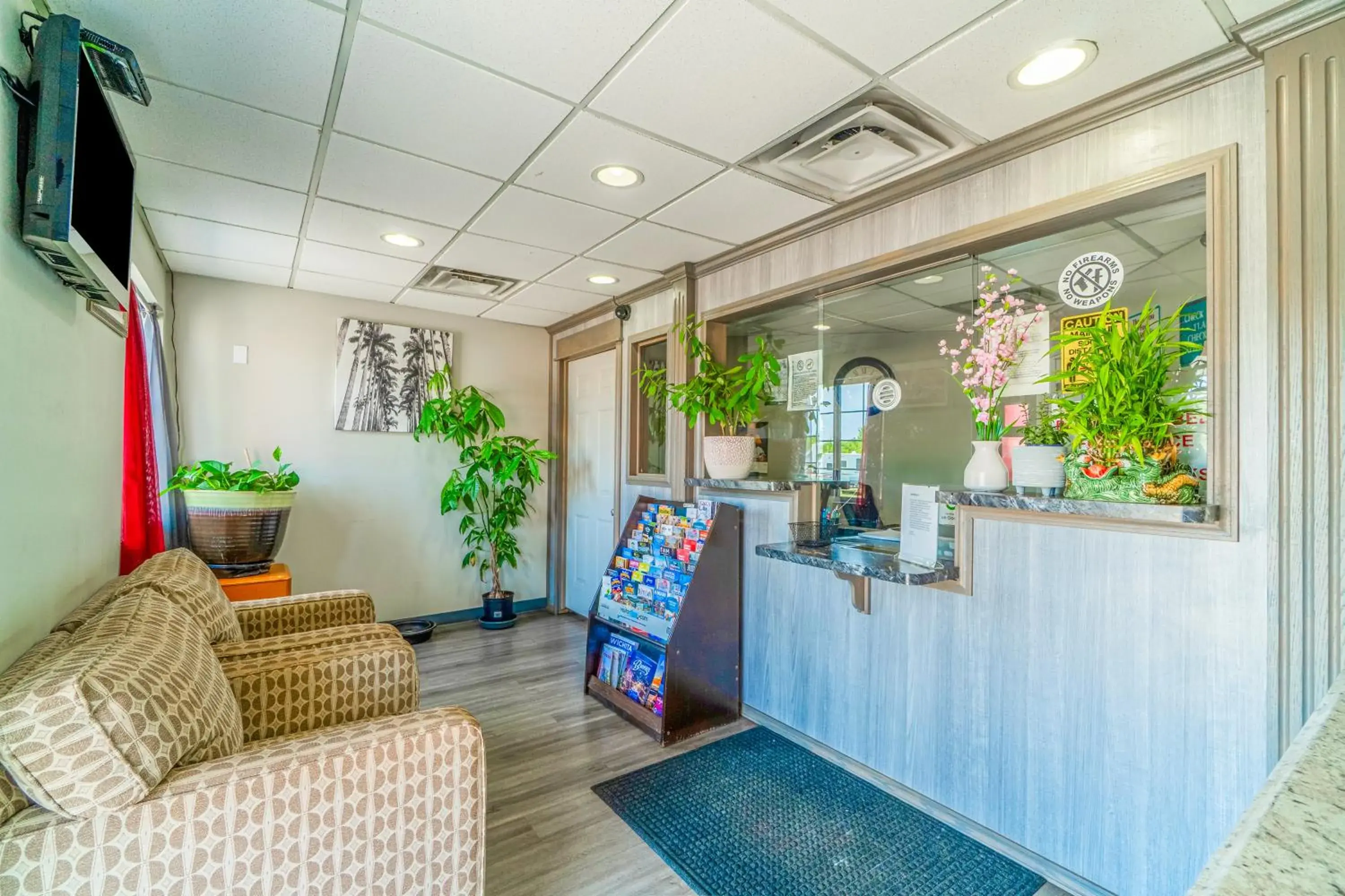 Lobby or reception in Deluxe Inn & Suites By OYO Miami OK Lobby or reception in Deluxe Inn & Suites By OYO Miami OK