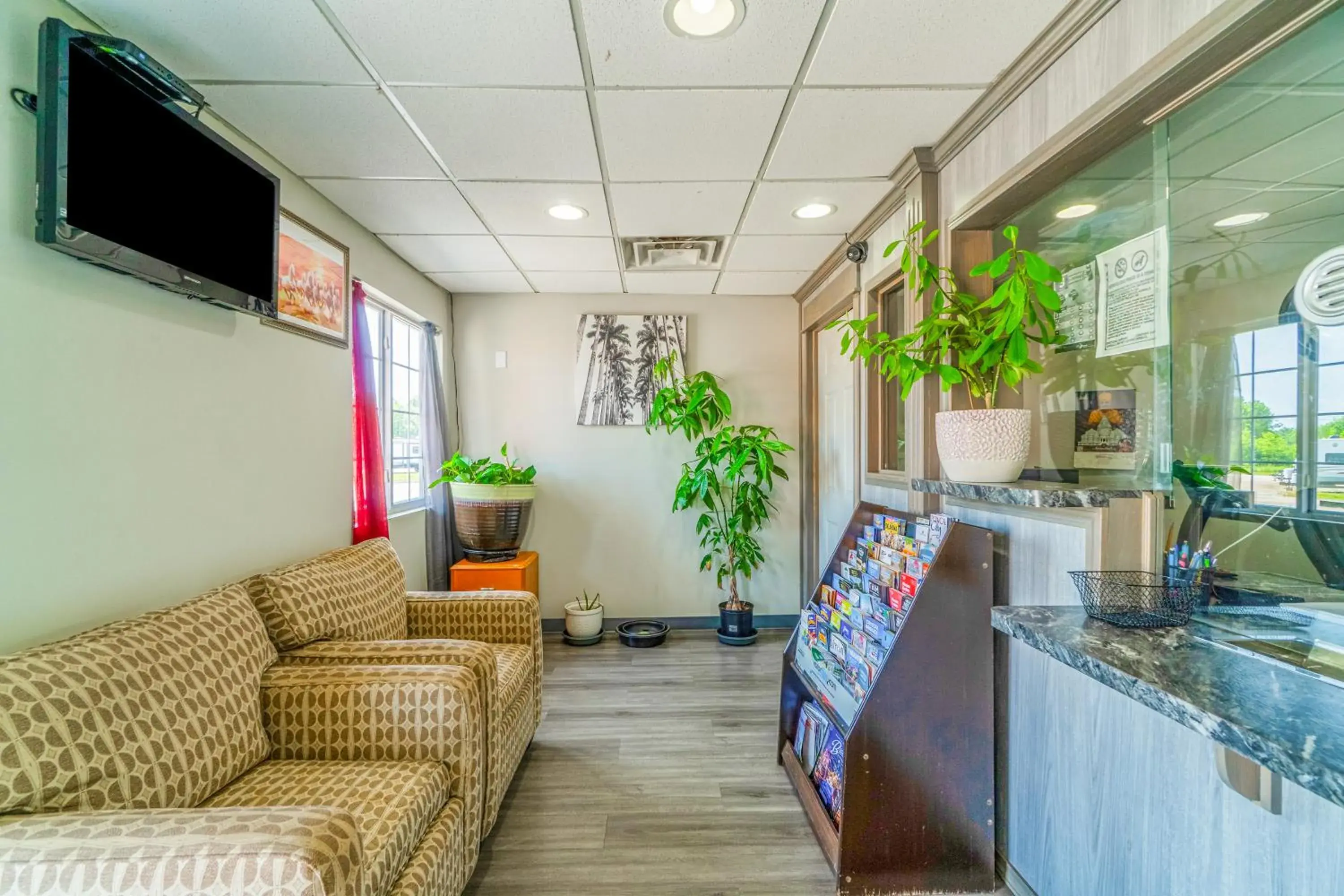 Lobby or reception in Deluxe Inn & Suites By OYO Miami OK Lobby or reception in Deluxe Inn & Suites By OYO Miami OK