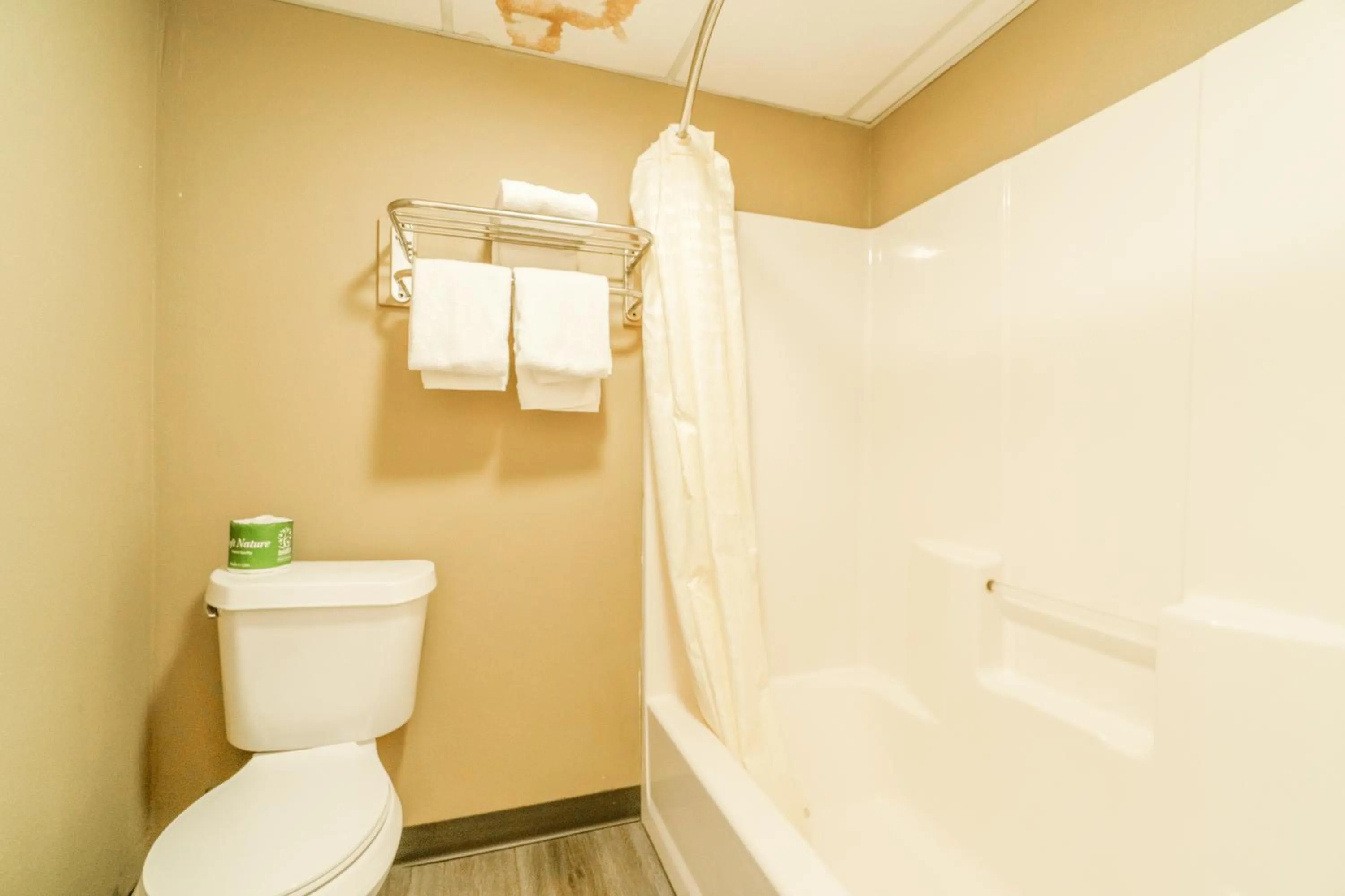 Bathroom in Deluxe Inn & Suites By OYO Miami OK