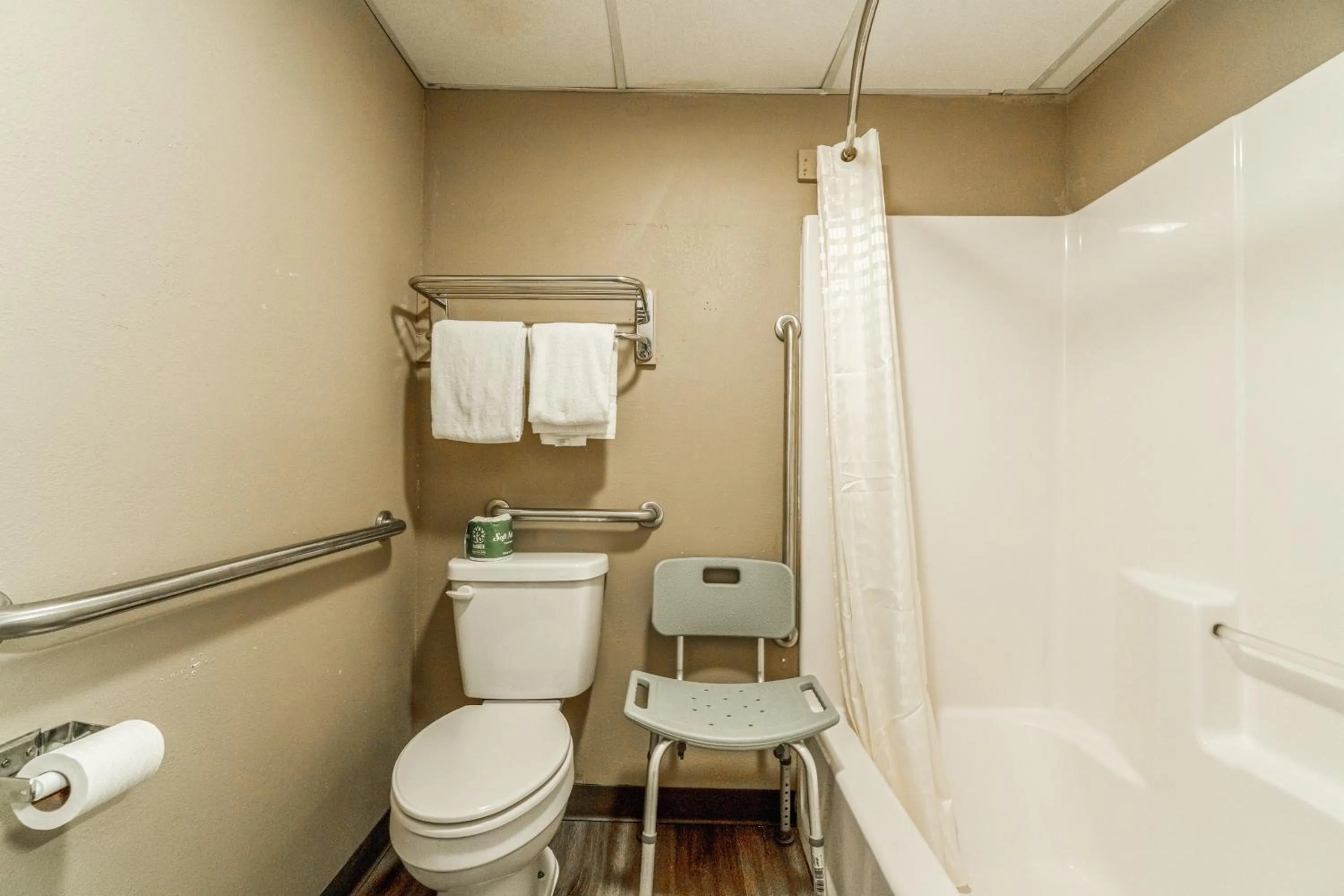 Bathroom in Deluxe Inn & Suites By OYO Miami OK