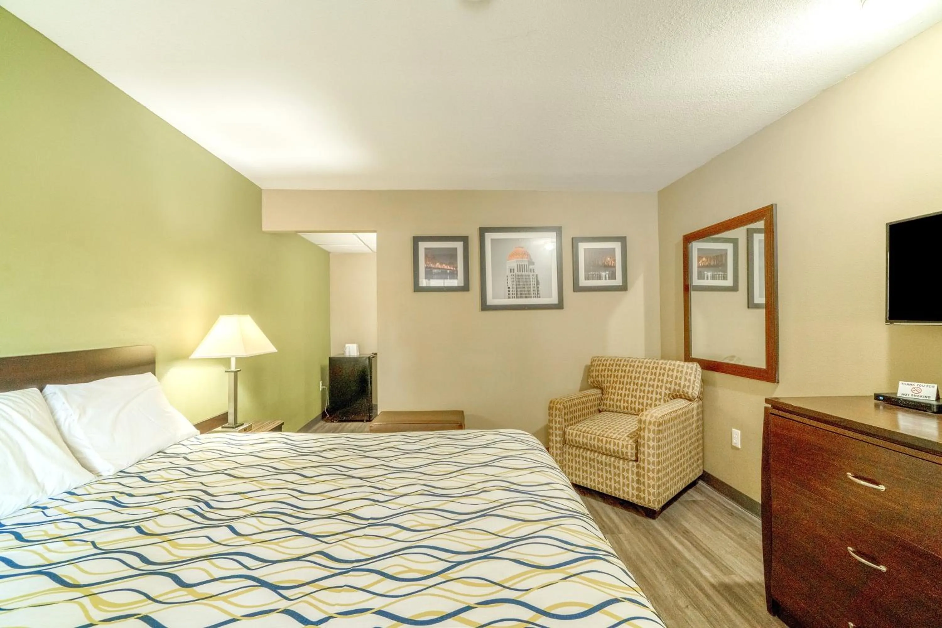 Bedroom, Bed in Deluxe Inn & Suites By OYO Miami OK