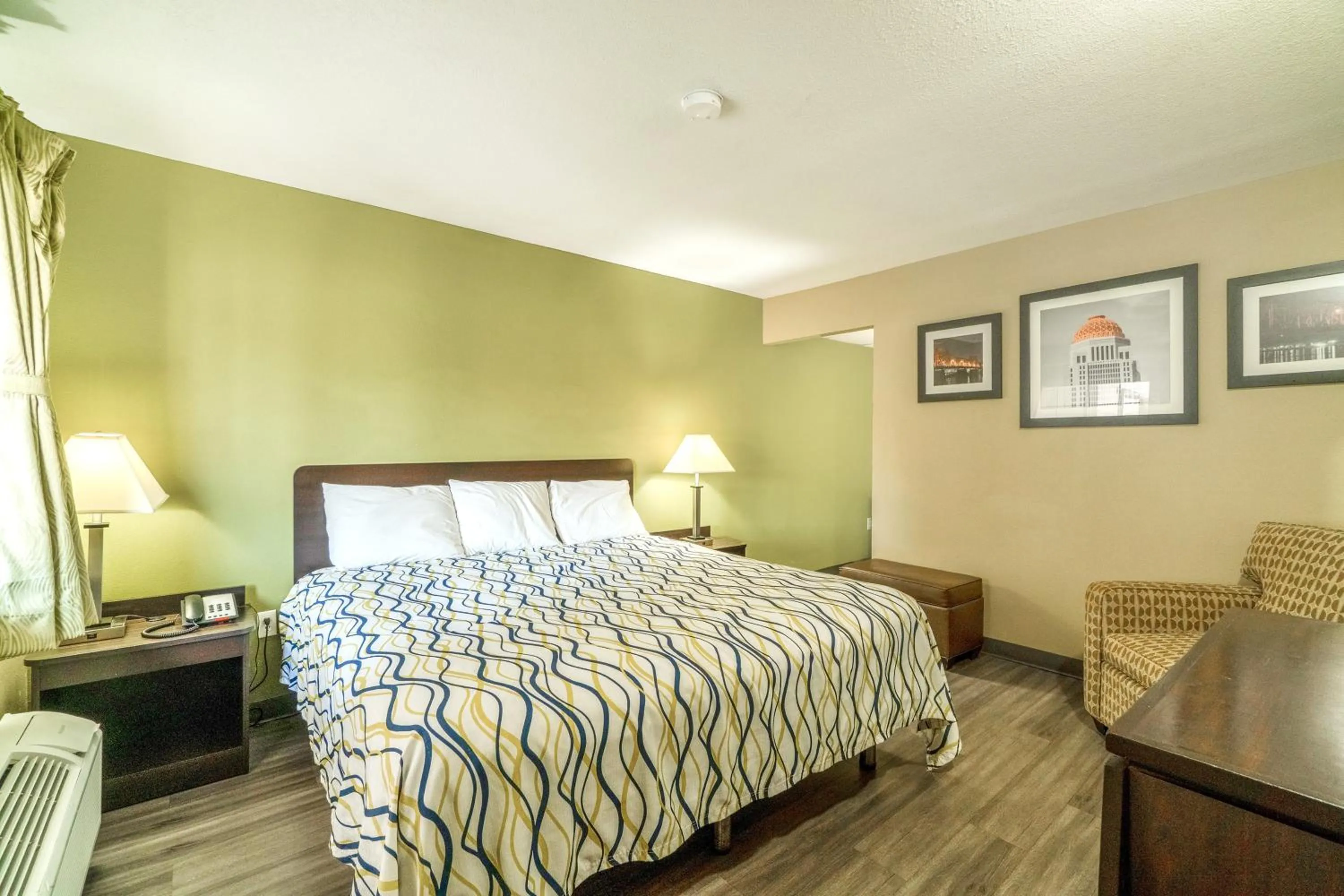 Bedroom, Bed in Deluxe Inn & Suites By OYO Miami OK