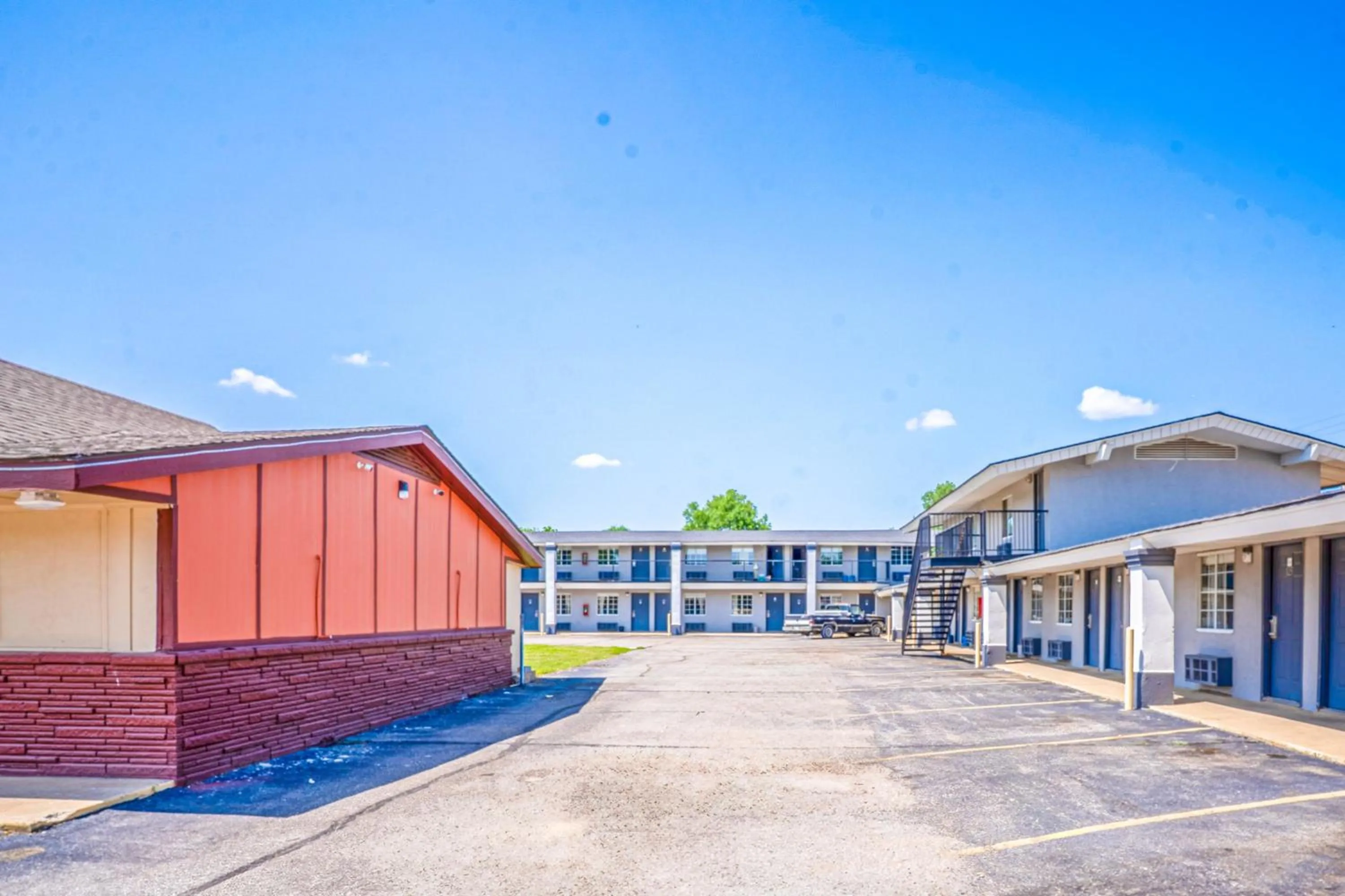Facade/entrance in Deluxe Inn & Suites By OYO Miami OK