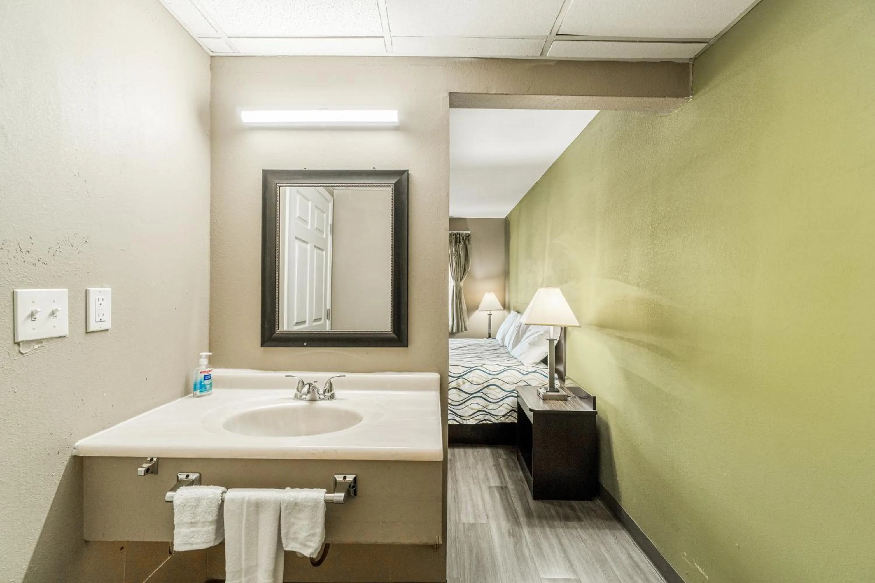 Bathroom, Bed in Deluxe Inn & Suites By OYO Miami OK