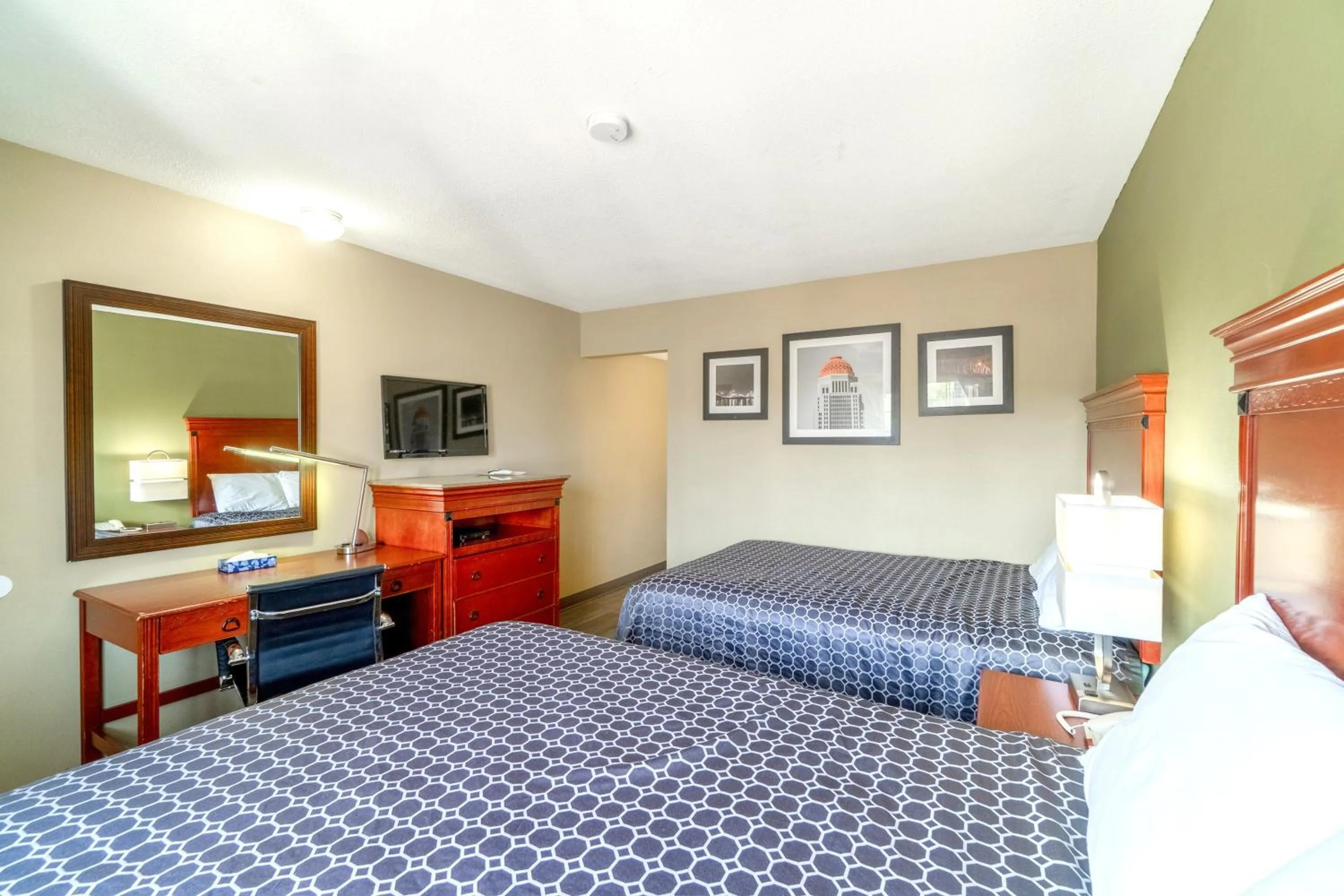 Bedroom, Bed in Deluxe Inn & Suites By OYO Miami OK