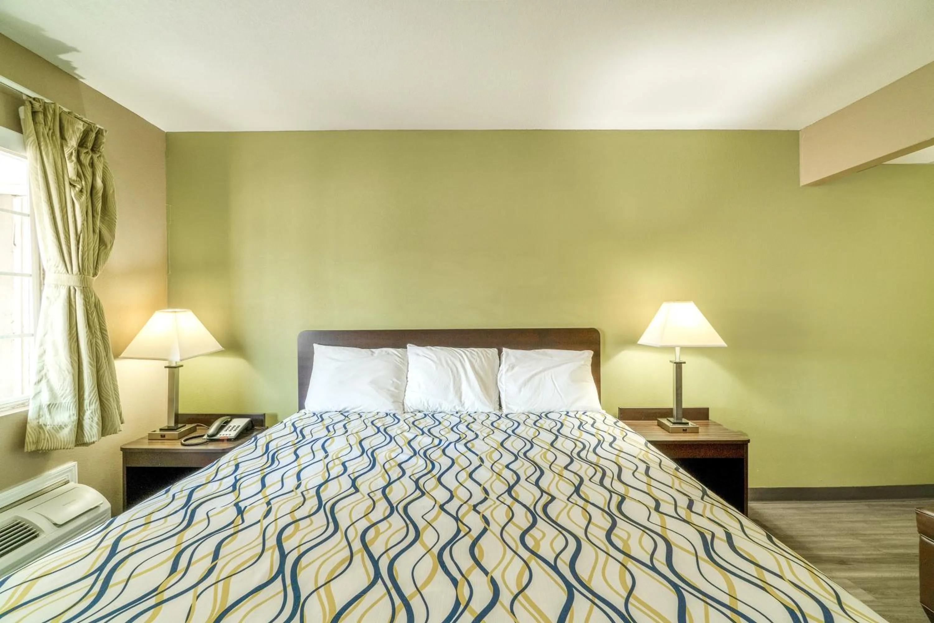 Bedroom, Bed in Deluxe Inn & Suites By OYO Miami OK