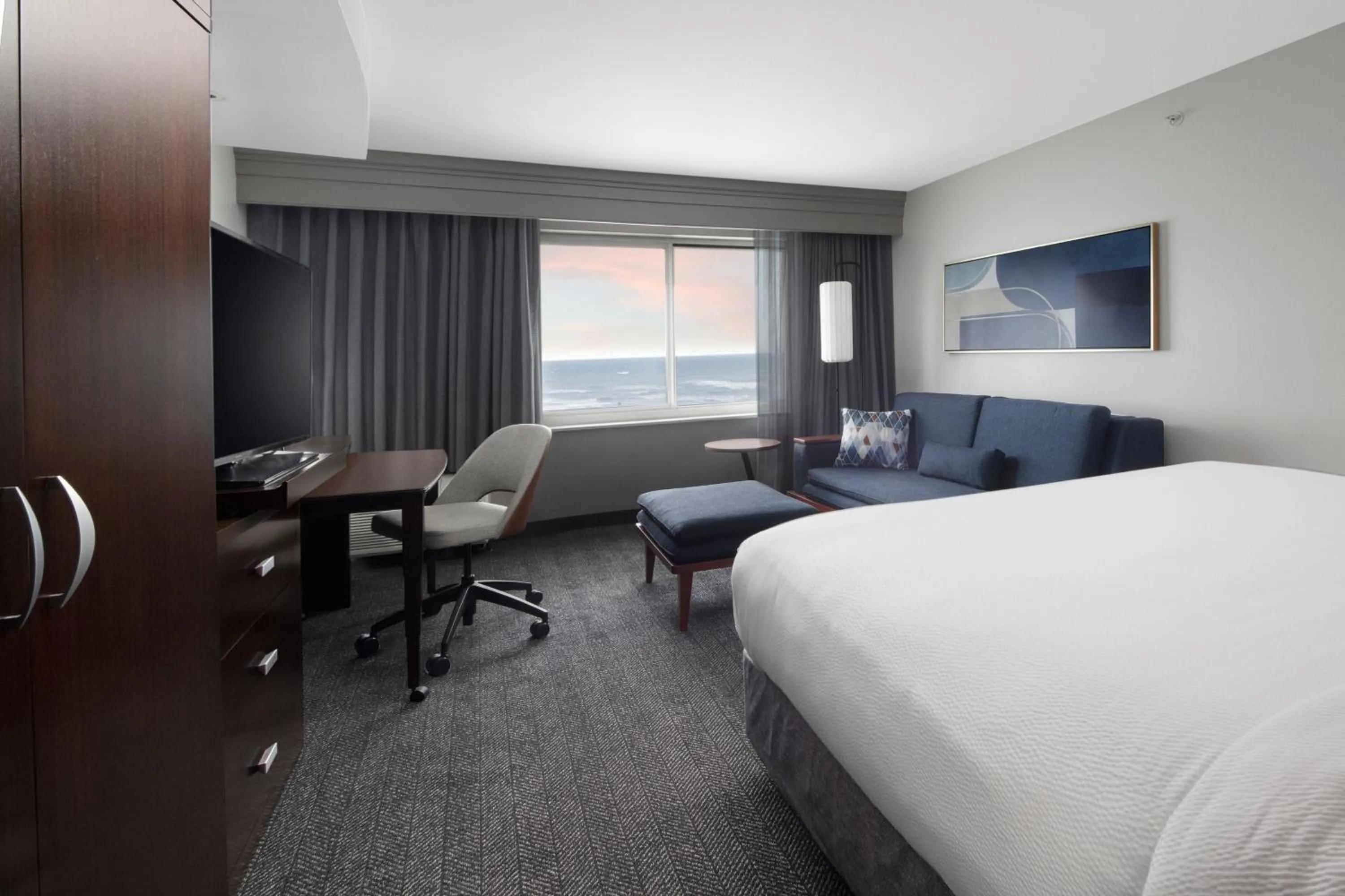 Photo of the whole room, Bed in Courtyard by Marriott Galveston Island