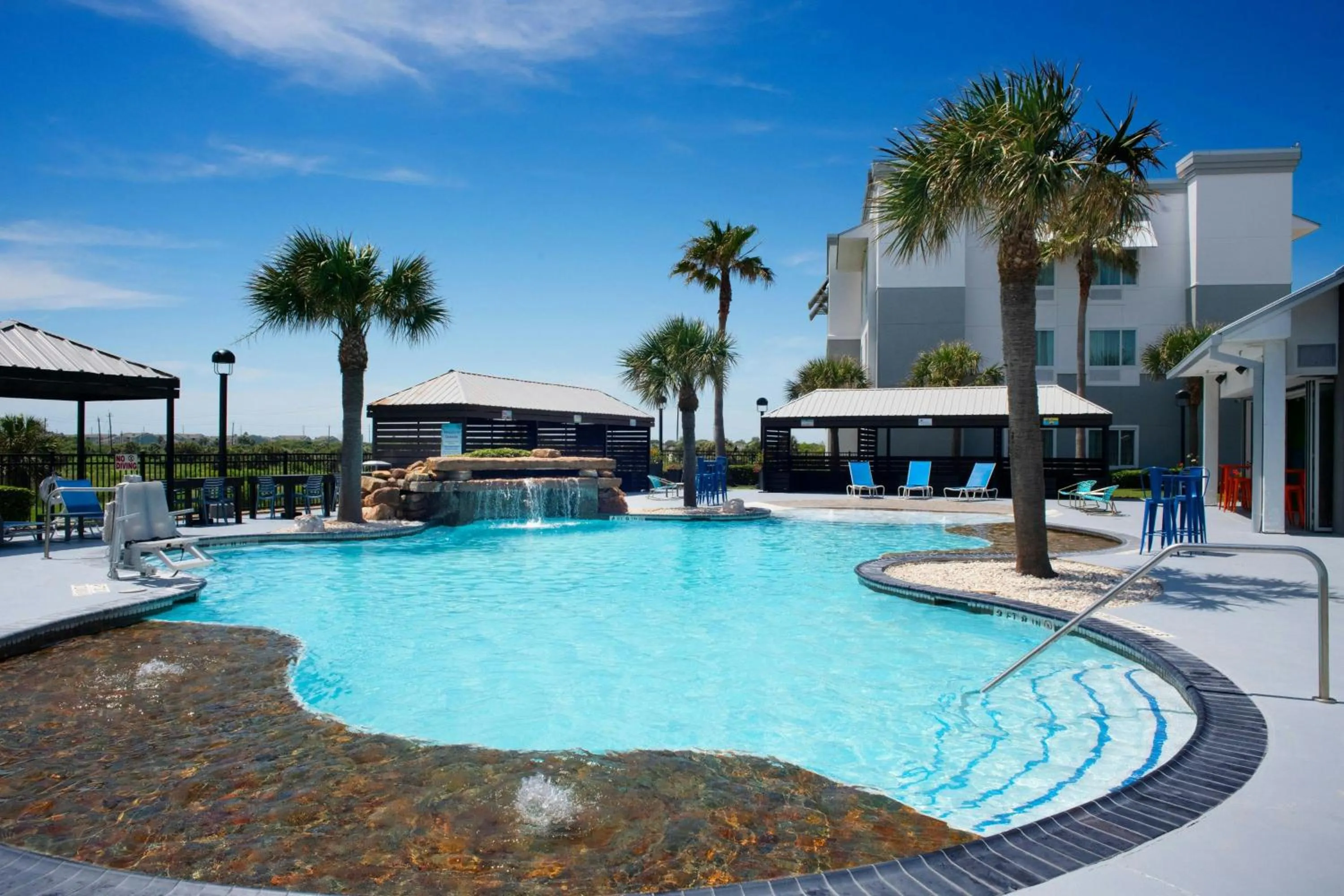 Swimming pool in Courtyard by Marriott Galveston Island