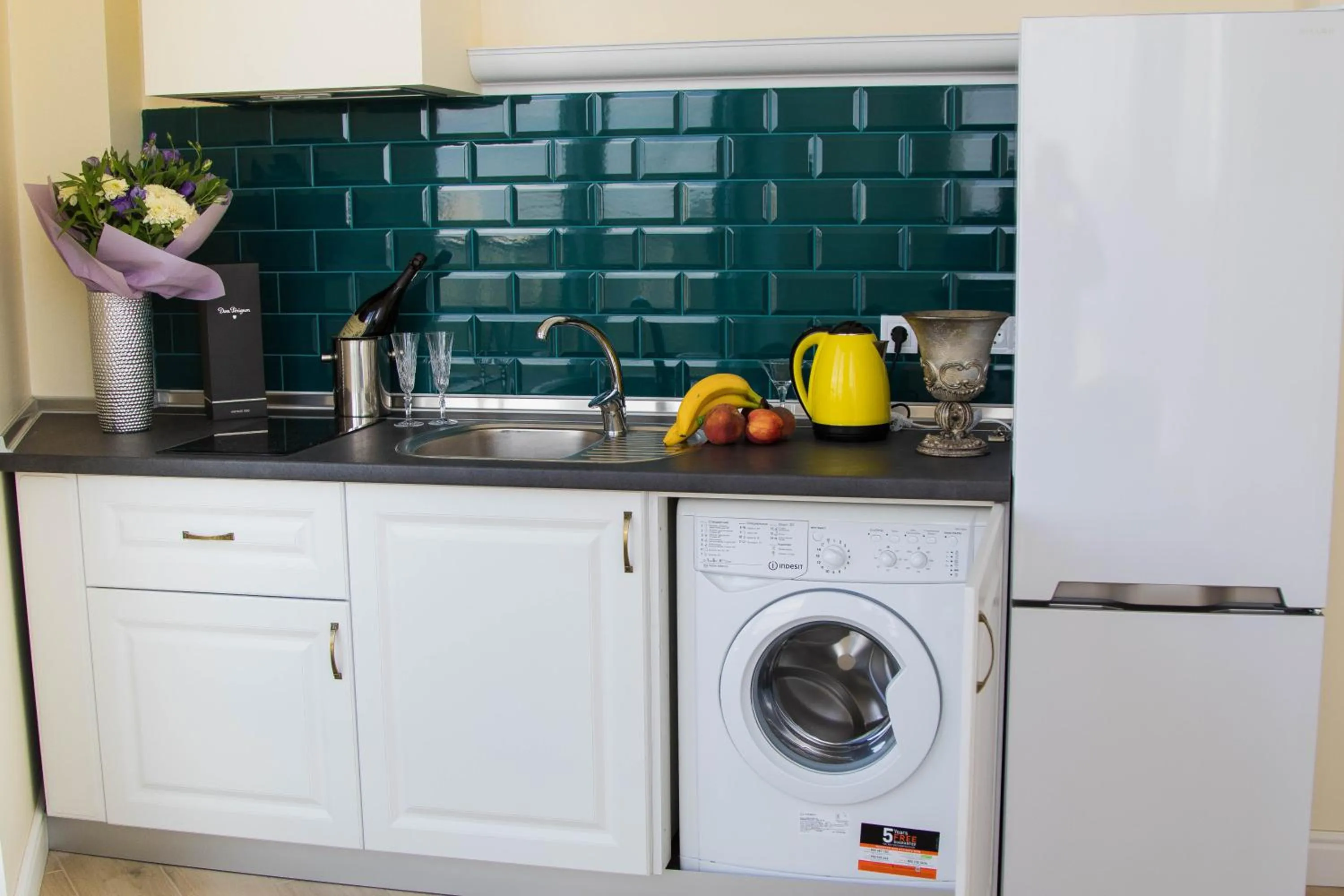 Kitchen or kitchenette in Apart hotel Greenwood near Sea