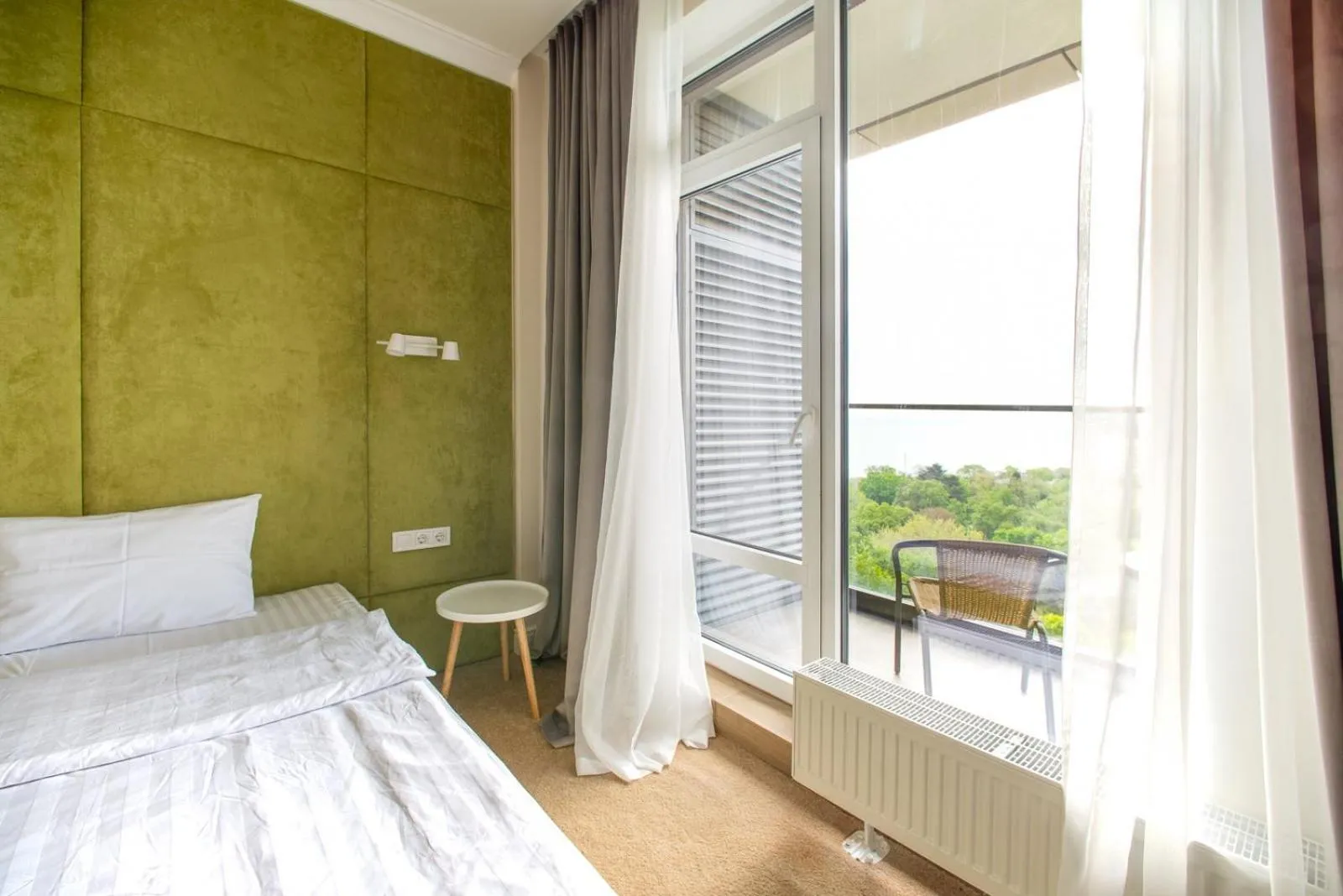 Balcony/Terrace, Bed in Apart hotel Greenwood near Sea