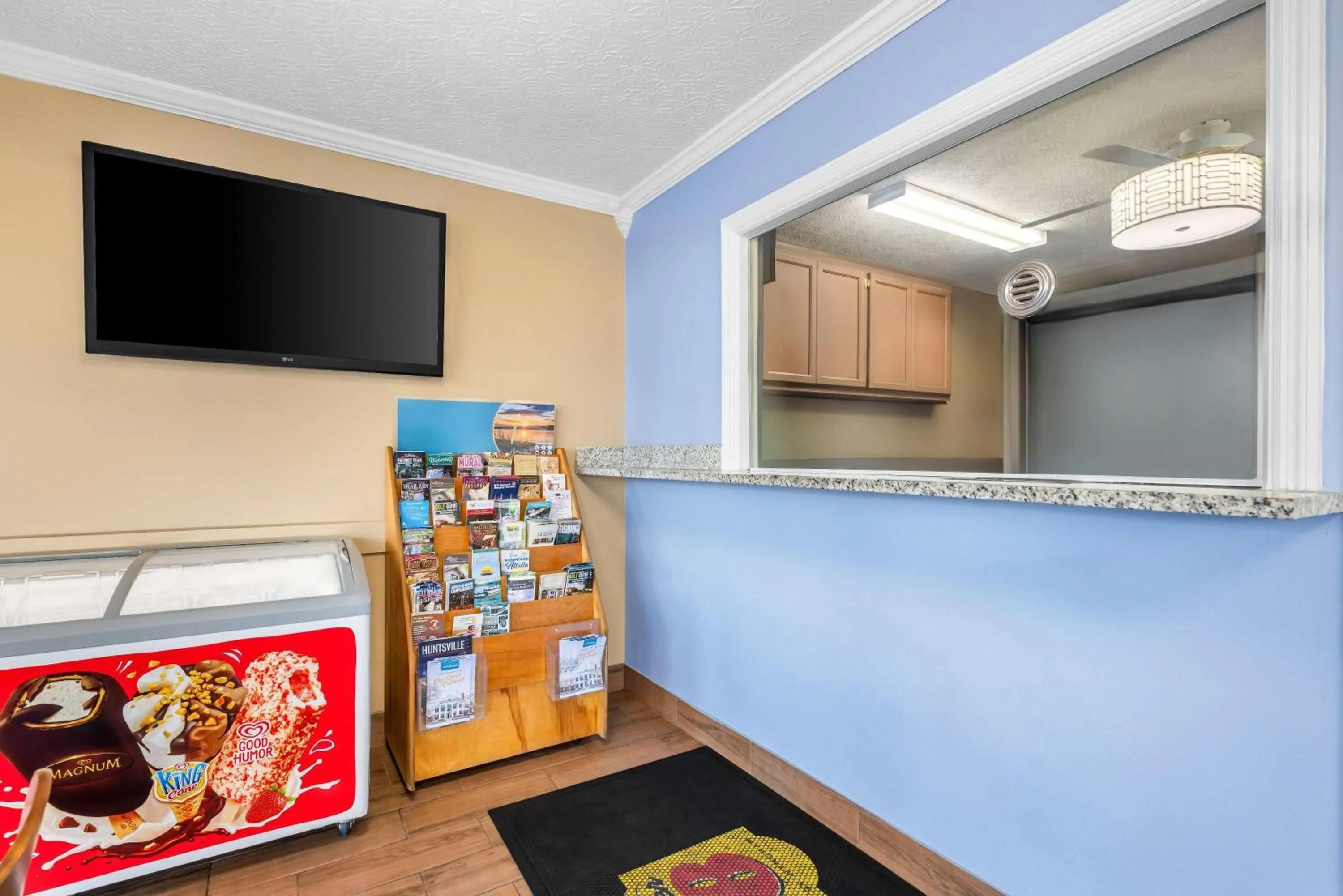 Lobby or reception in Super 8 by Wyndham Gadsden AL