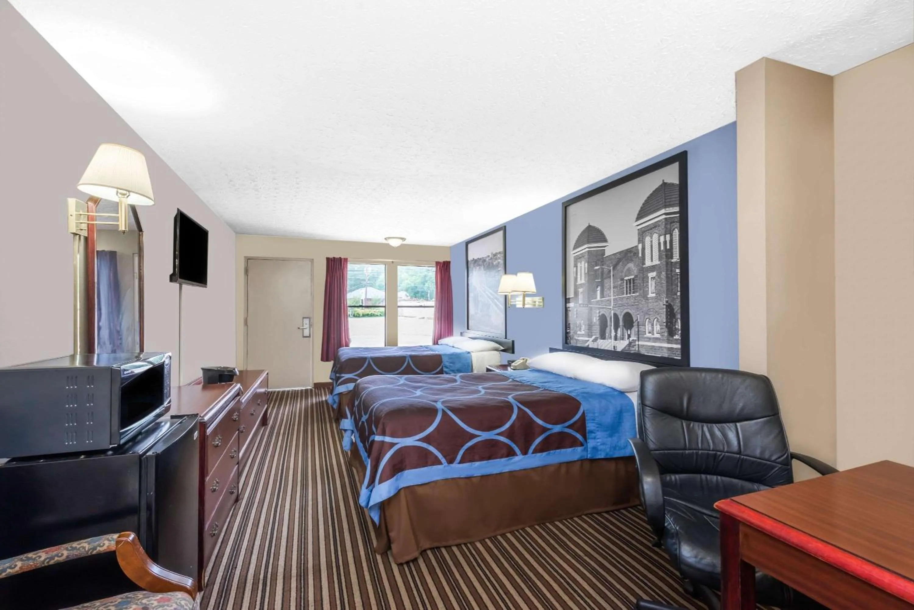 Photo of the whole room, Bed in Super 8 by Wyndham Gadsden AL