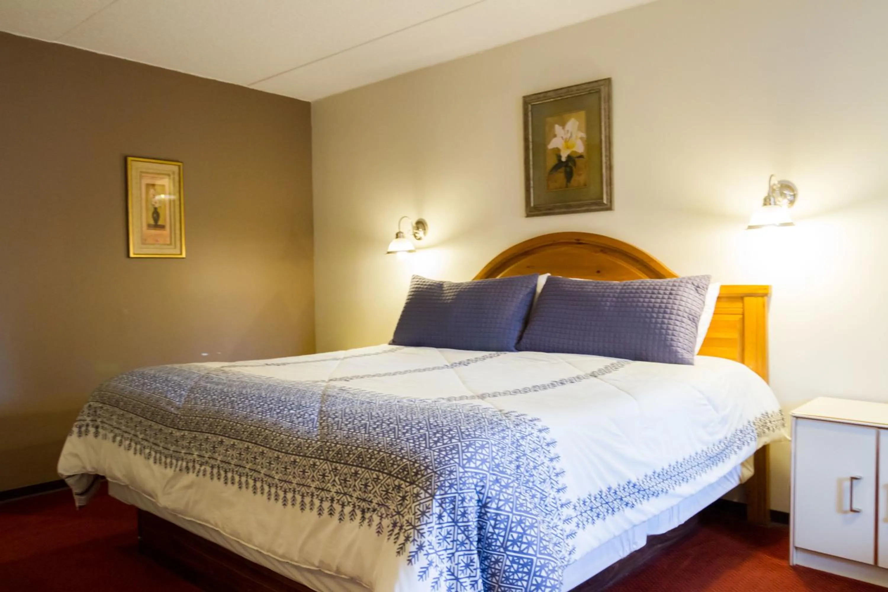 Bed in Niagara Falls Motor Lodge