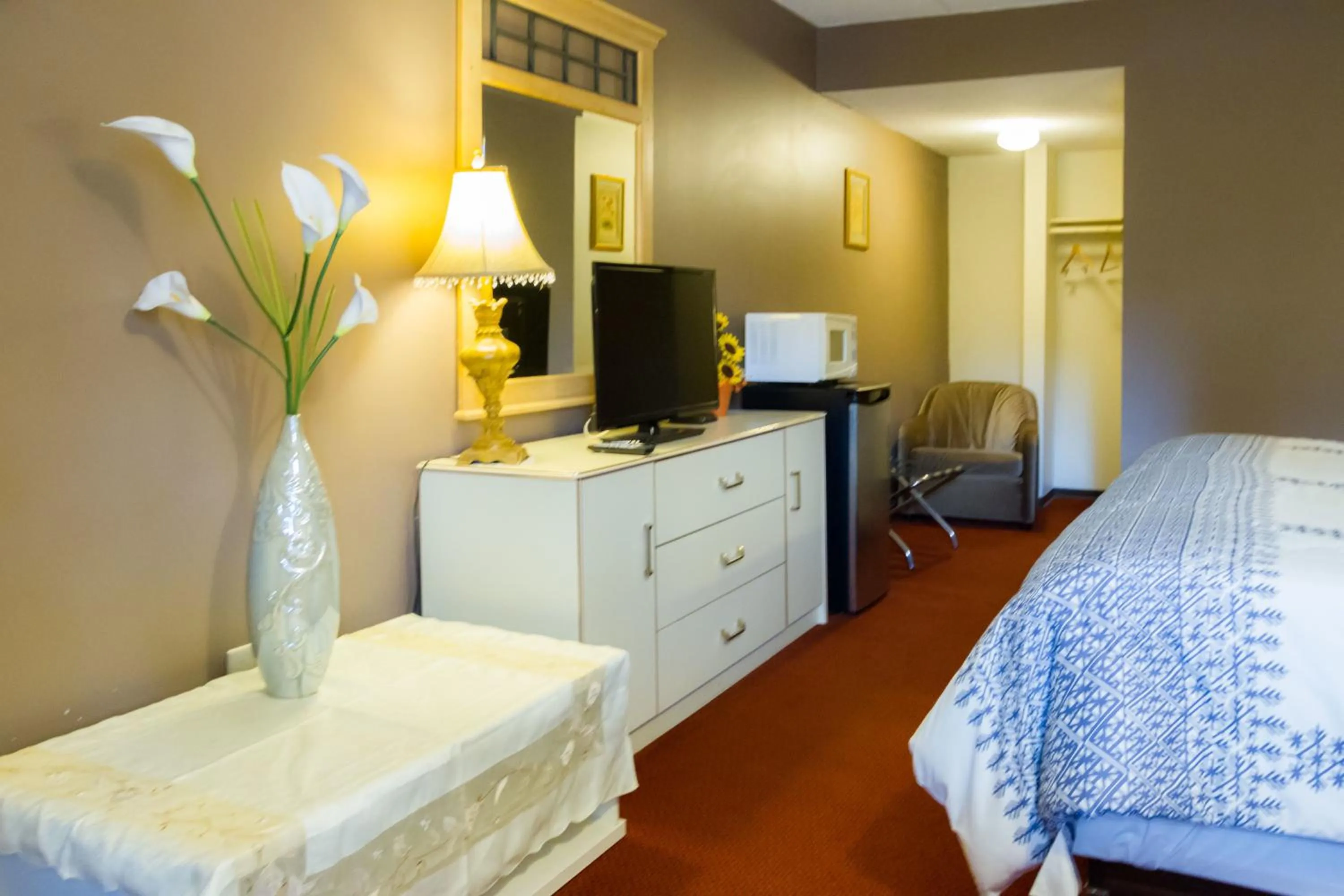 Photo of the whole room in Niagara Falls Motor Lodge