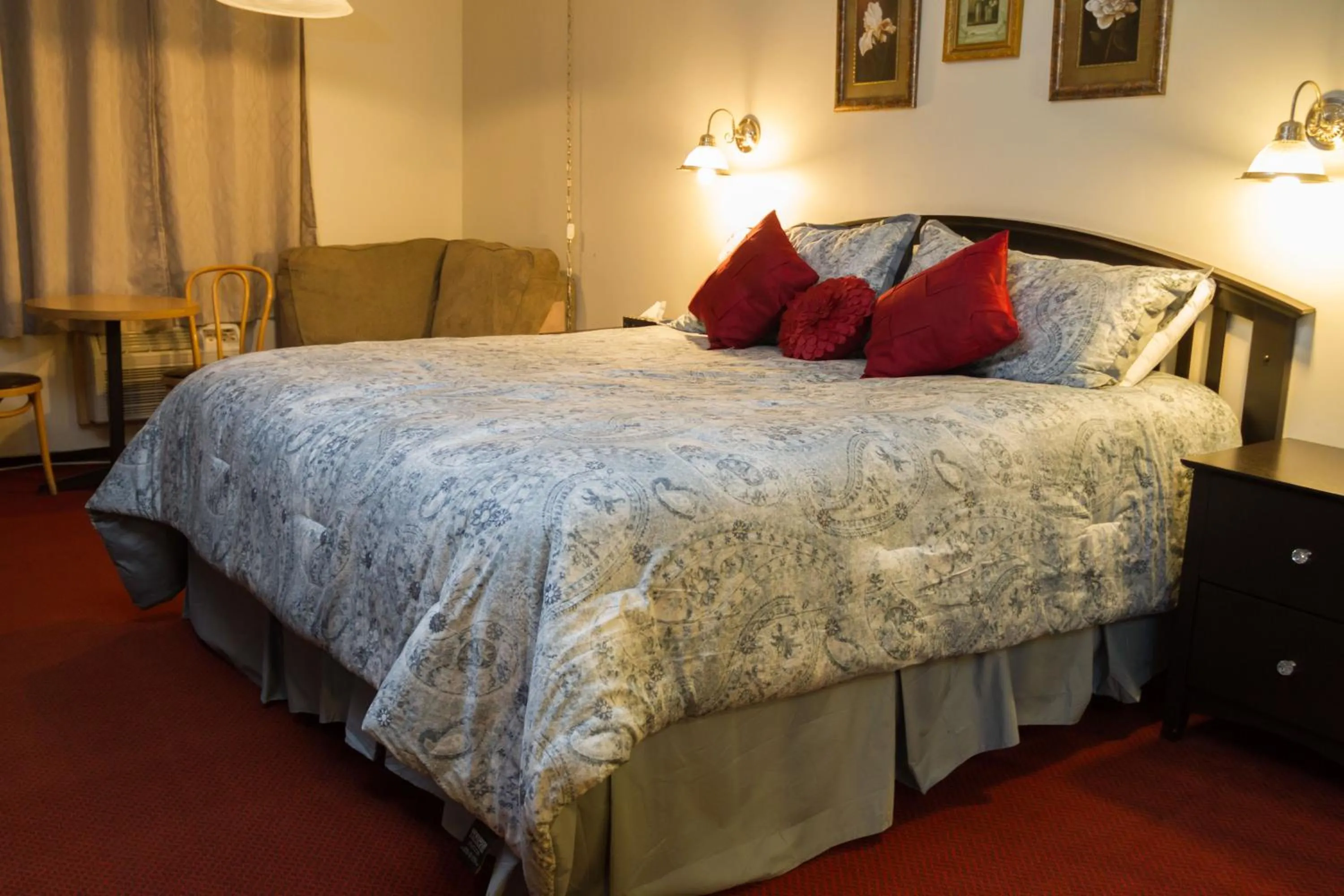 Bed in Niagara Falls Motor Lodge